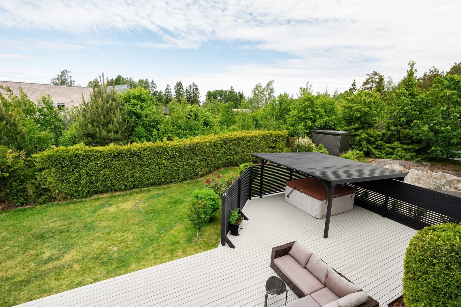 Terrassen i 1. etasje gir deg "lounge-følelse" og strekker seg rundt store deler av huset, og gir plass til flere soner for utemøbler og aktiviteter. Galleribilde