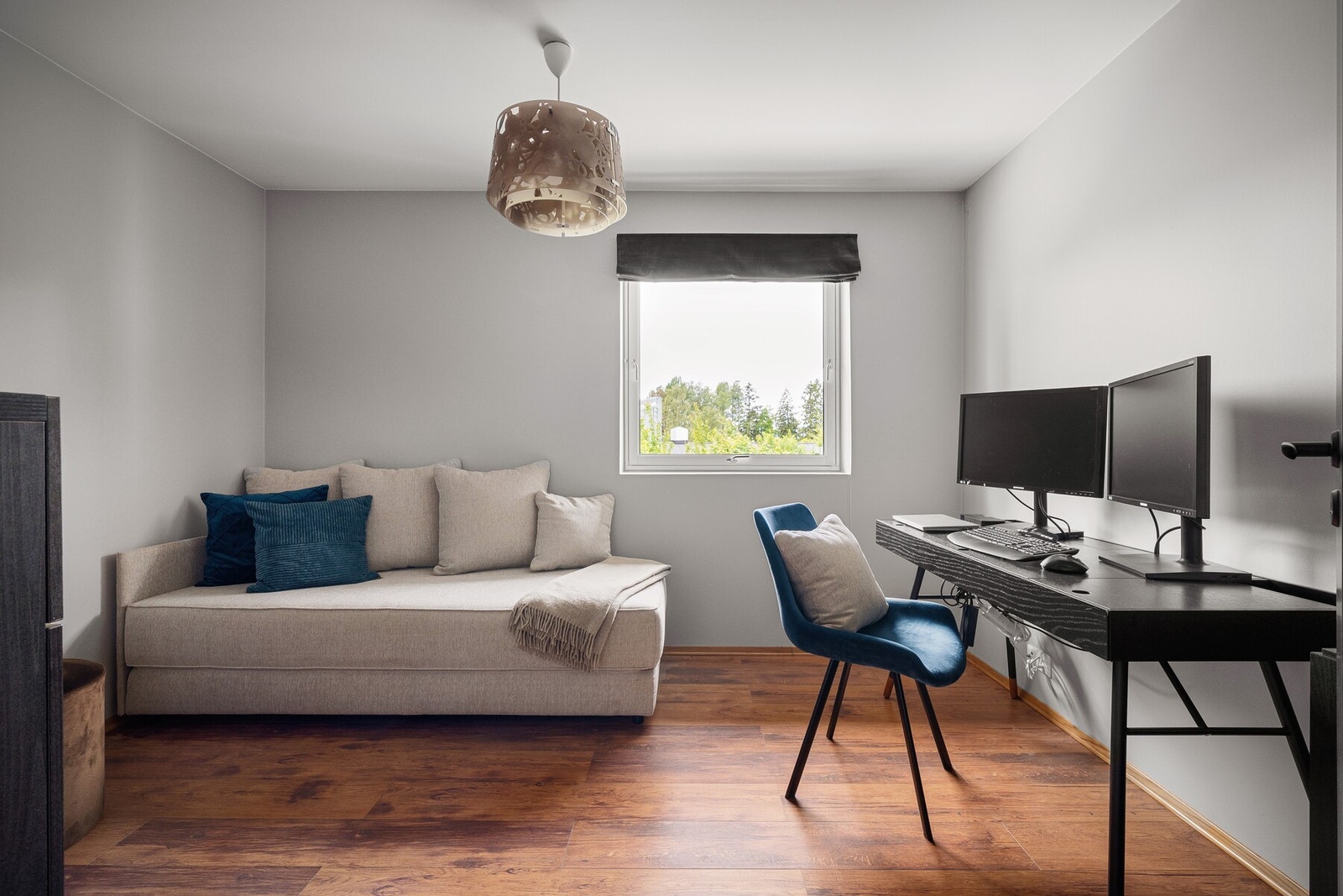 Et romslig soverom med fleksible bruksmuligheter. Rommets størrelse gir plass til både dobbeltseng, skrivebord, garderobeløsninger og annen innredning etter ønske. Galleribilde