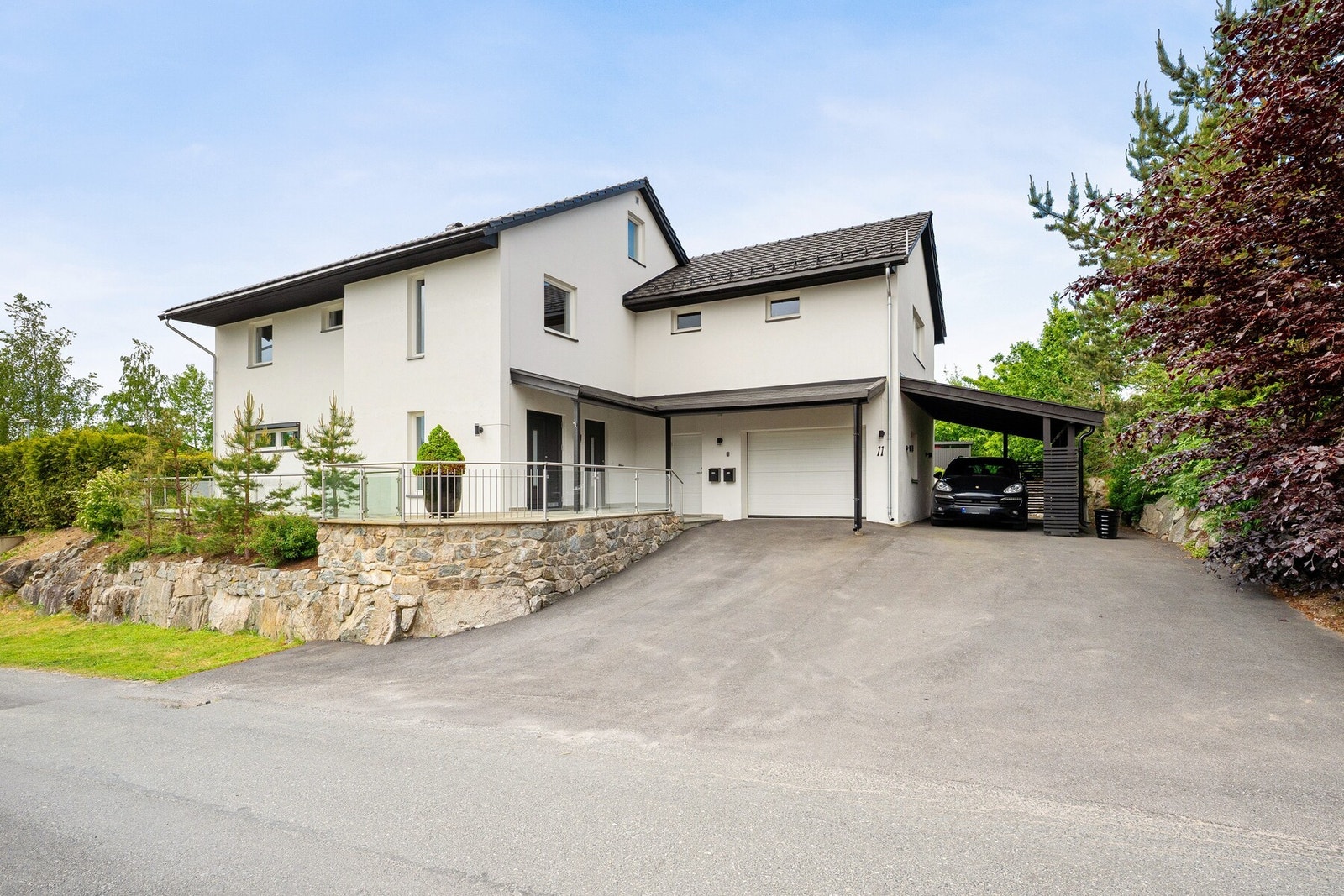 Boligen har en integrert garasje med tilhørende carport og innvendig adkomst, som gir trygg og praktisk parkering. Galleribilde