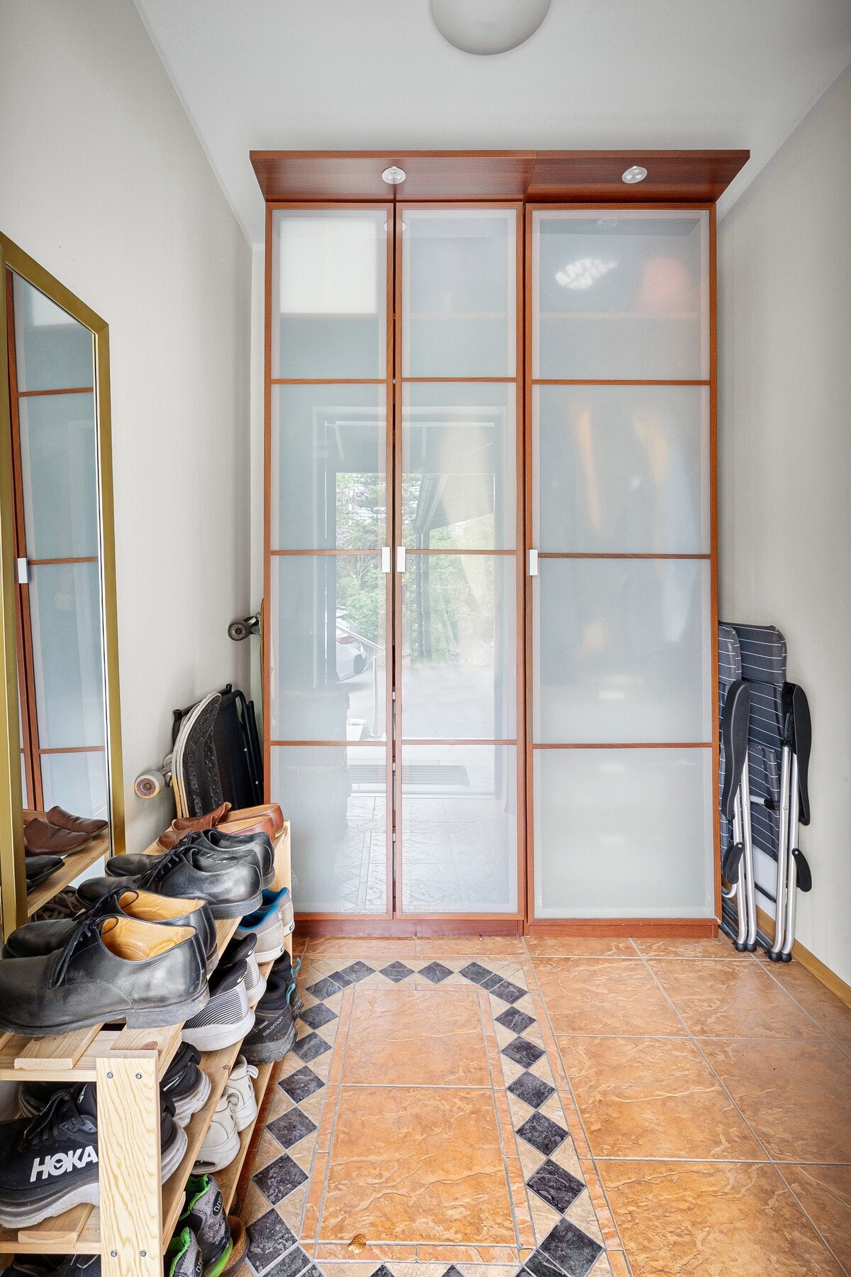 Lys og praktisk entré som gir tilgang til alle rom i leiligheten. Galleribilde