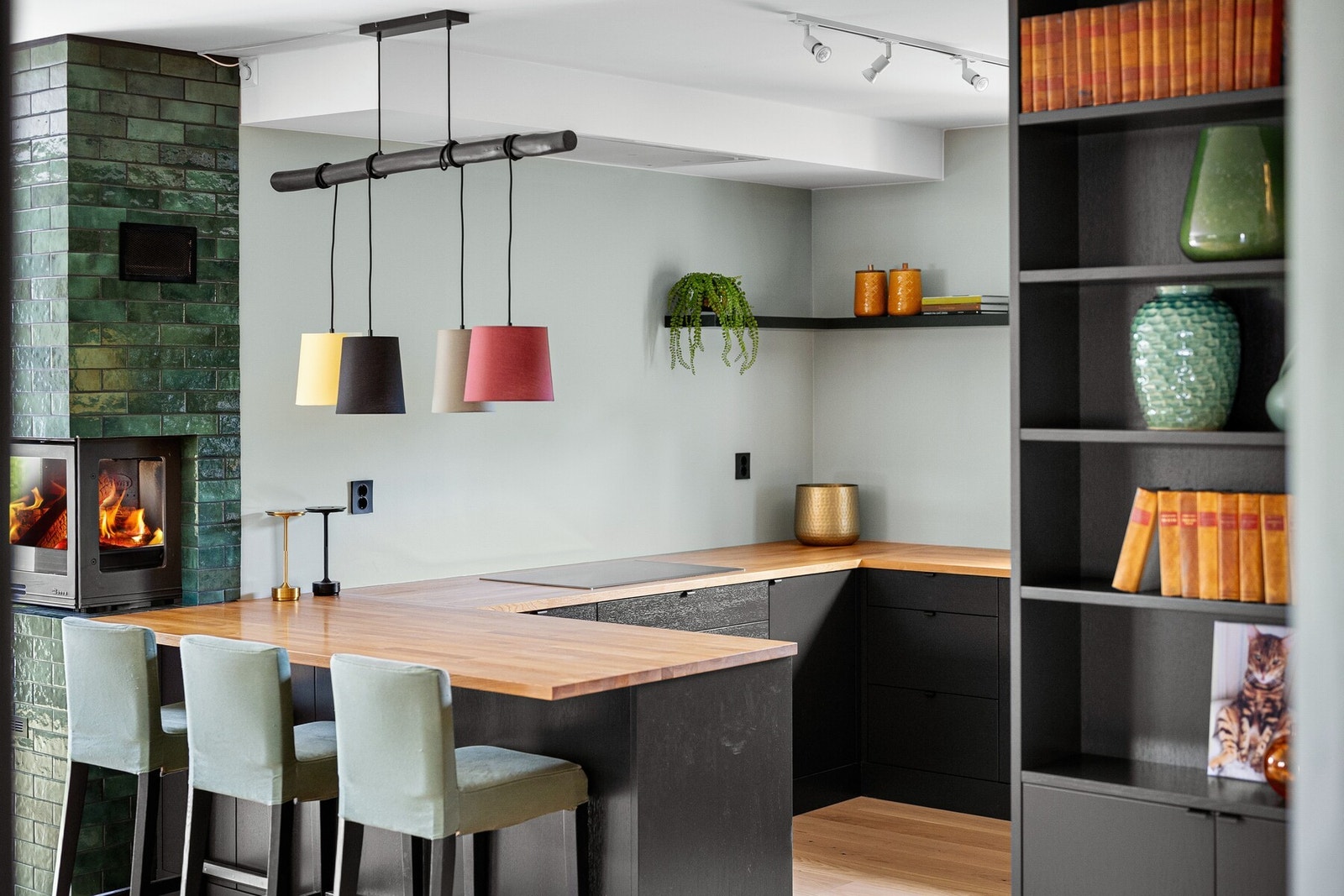 Kjøkkeninnredningen er plassbygget i heltre eik og består av moderne, slette fronter i elegante mørke farger, kombinert med benkeplate i heltre eik. Galleribilde