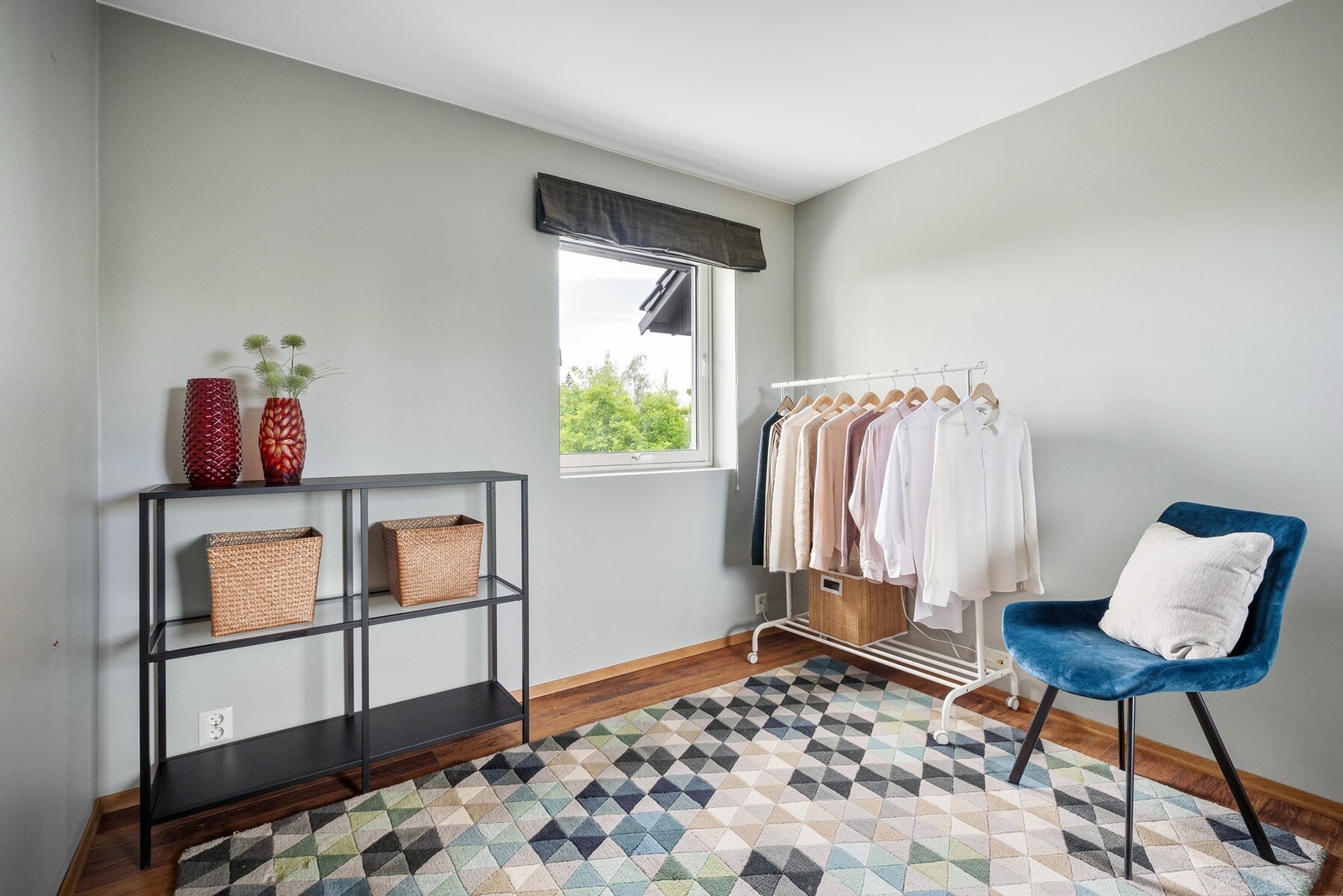 Et trivelig arbeidsrom med godt lysinnslipp. Vinduene gir rikelig med dagslys som skaper en luftig og innbydende atmosfære. Her er det plass til skrivebord og oppbevaringsløsninger, samtidig som det oppleves rolig og tilbaketrukket. Galleribilde