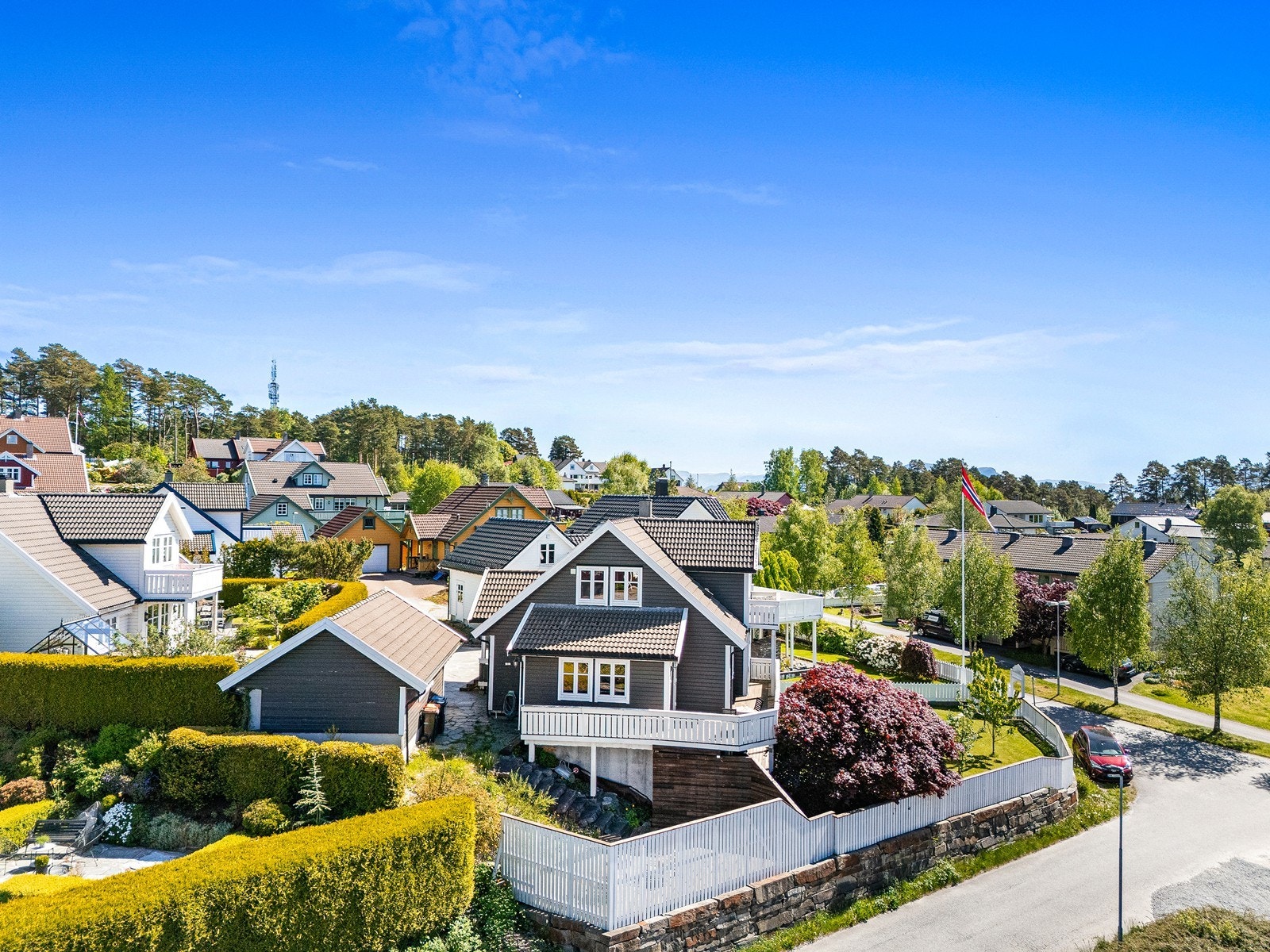 Det er ellers opparbeidet med heller i innkjørsel/tun. Galleribilde