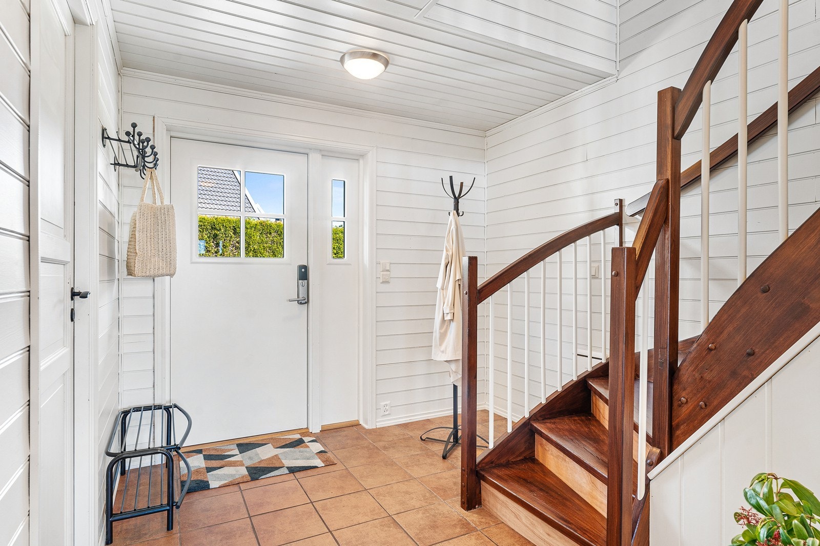 Det første som møter deg er en lys og trivelig entré/gang med god plass til oppbevaring av yttertøy og sko. Galleribilde