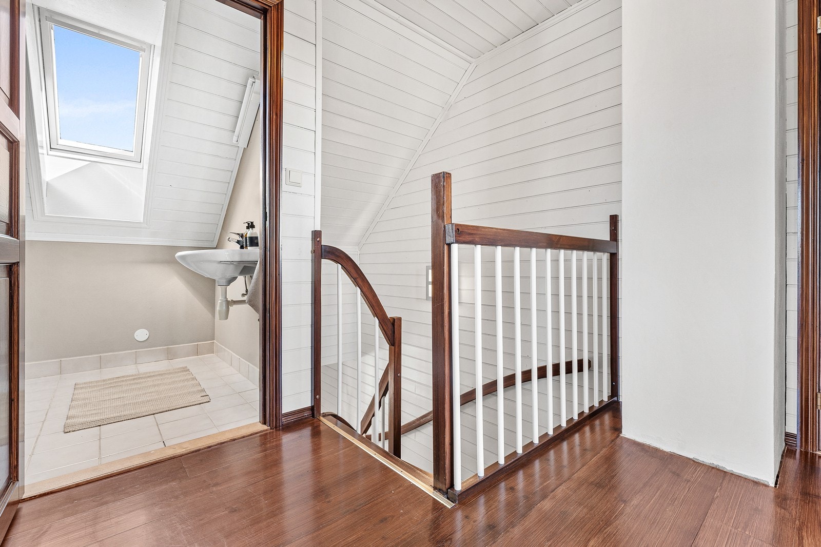 Loftet er innredet med loftstue, bad og to soverom. Galleribilde