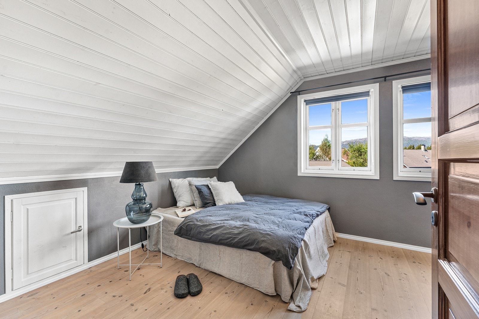 Hoveddelenes to soverom finner du på loftet, hvor de ligger fint plassert på hver sin side av boligen. Galleribilde