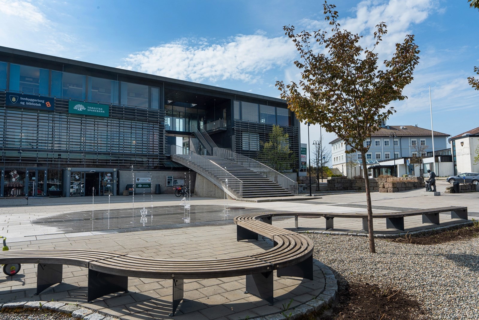 Skjønhaug sentrum med bank, kafe, bibliotek, m.m Galleribilde