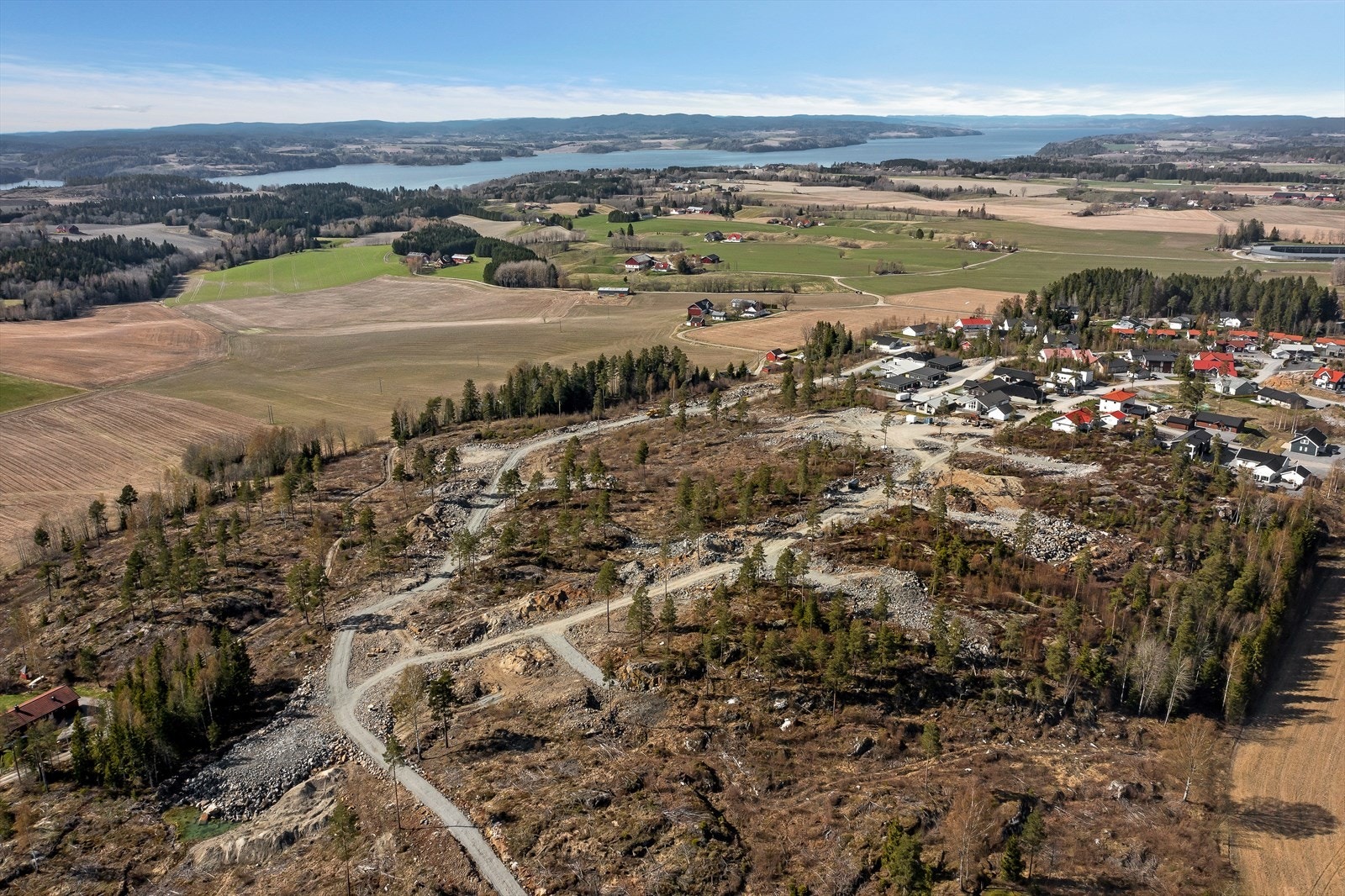 Det er store eiertomter hovedsakelig med grunnforhold av fjell eller skogsbunn Galleribilde