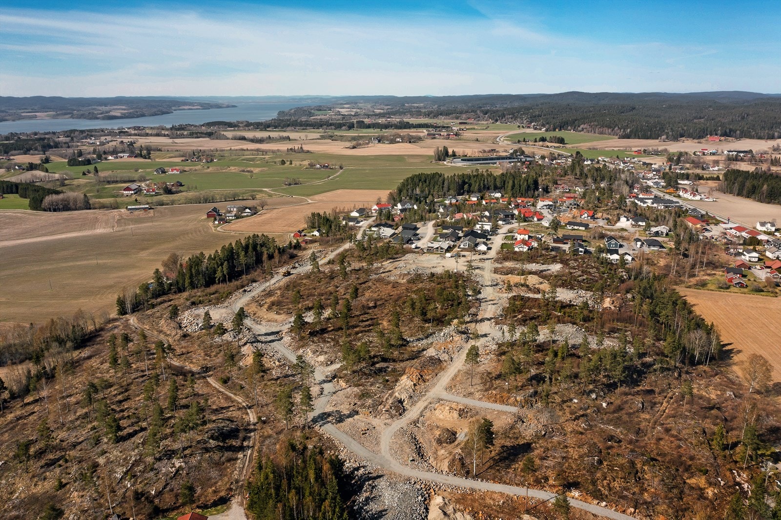 Øyeren som sees i bakgrunn. Det er utsikt mot Øyeren fra mange av tomtene Galleribilde