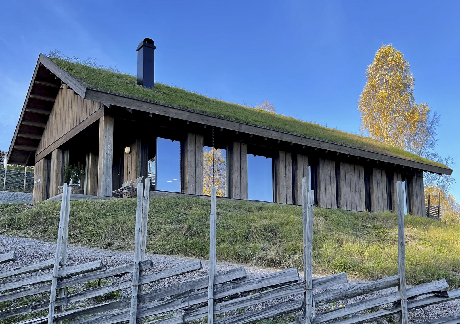 Vy hyttene glir godt inn i terrenget. Foto fra vår visningshytte Vy26CTH på Hellerudsletta Galleribilde