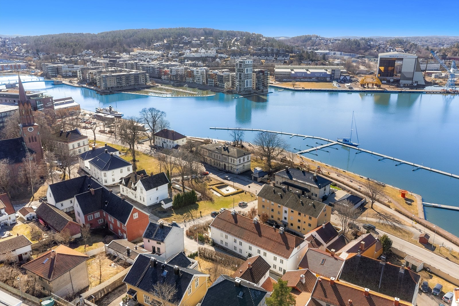 Tønsbergs brygge, gjestehavn og restaurantliv rett utenfor døren. Galleribilde