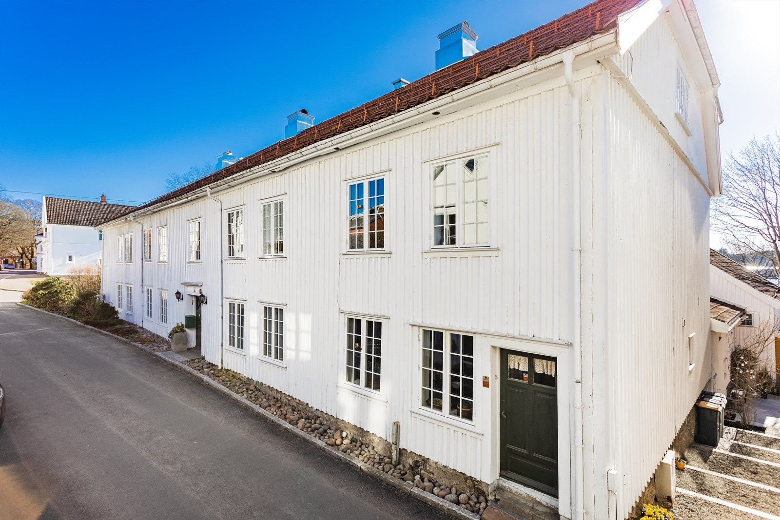 Byggets bakside. Døren tar deg inn kjøkkeninngangen. Hovedinngangen er ved byggets fremside. Galleribilde