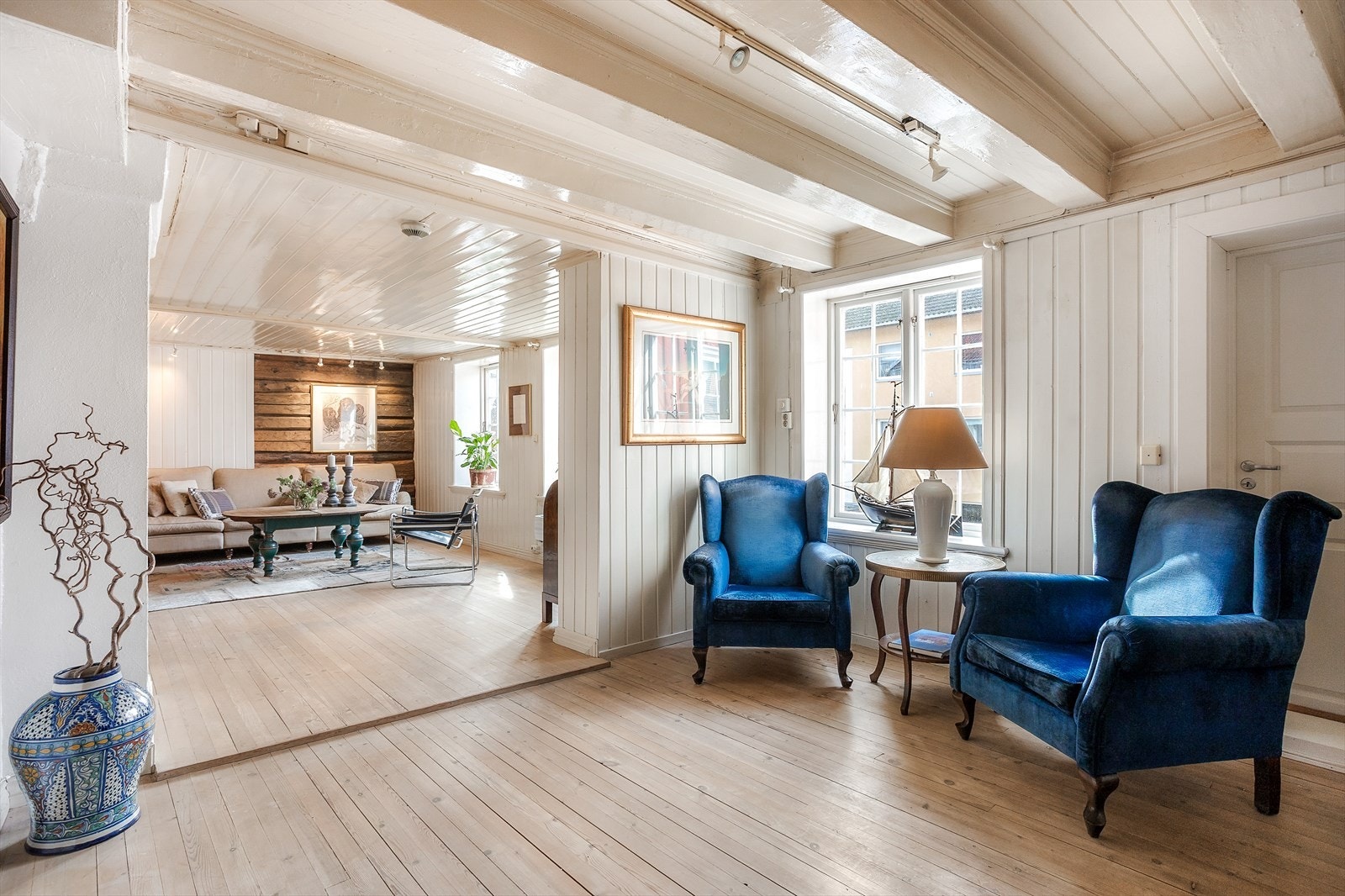 Klassisk romfølelse med vinduer vendt mot gårdsrom og byen. Her fra spisestueavdelingen. Galleribilde