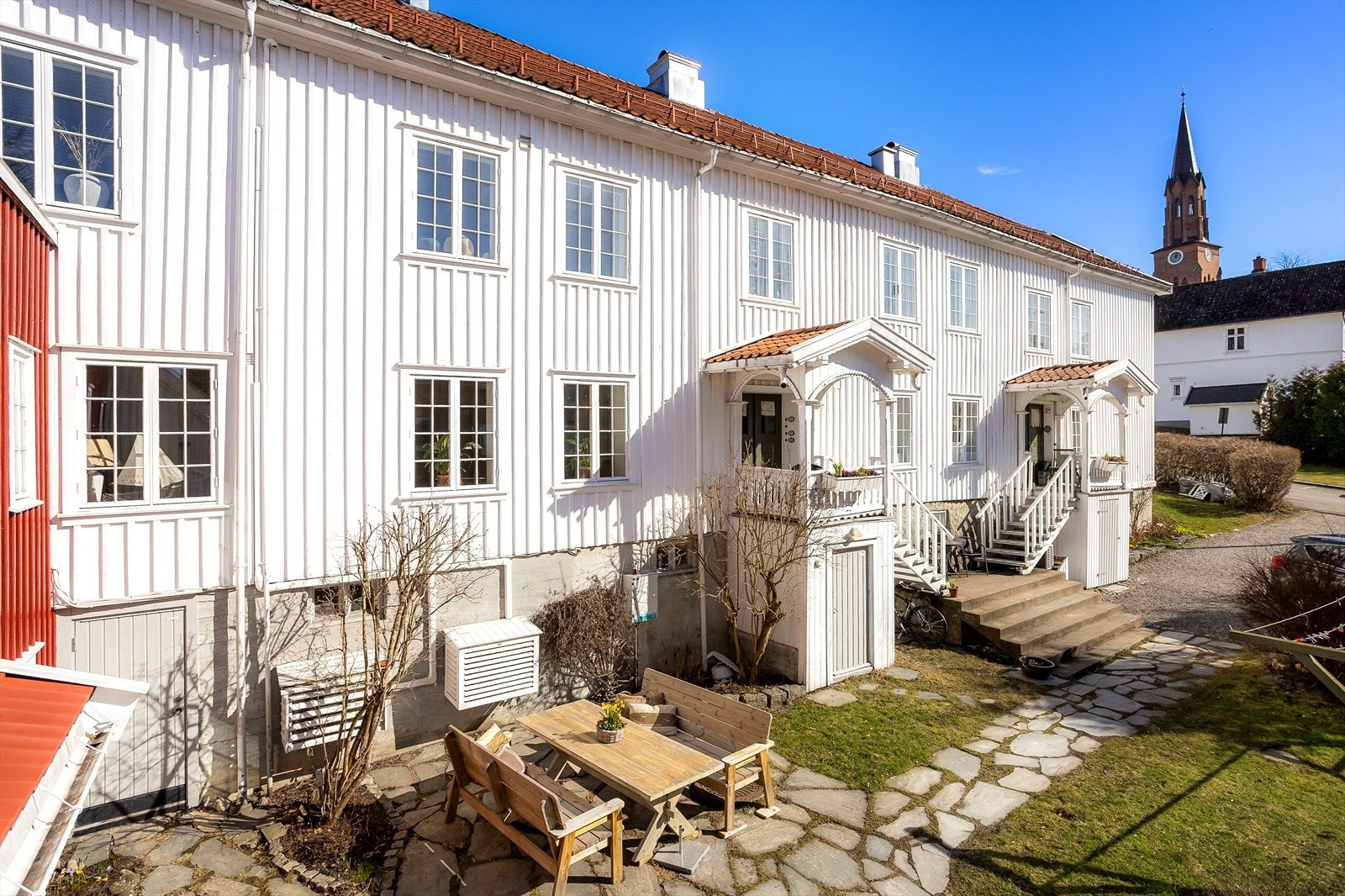 Gårdsrommet gir et rolig avbrekk midt i sentrum. Her er det flere hyggelige uteplasser man kan benytte seg av. Galleribilde