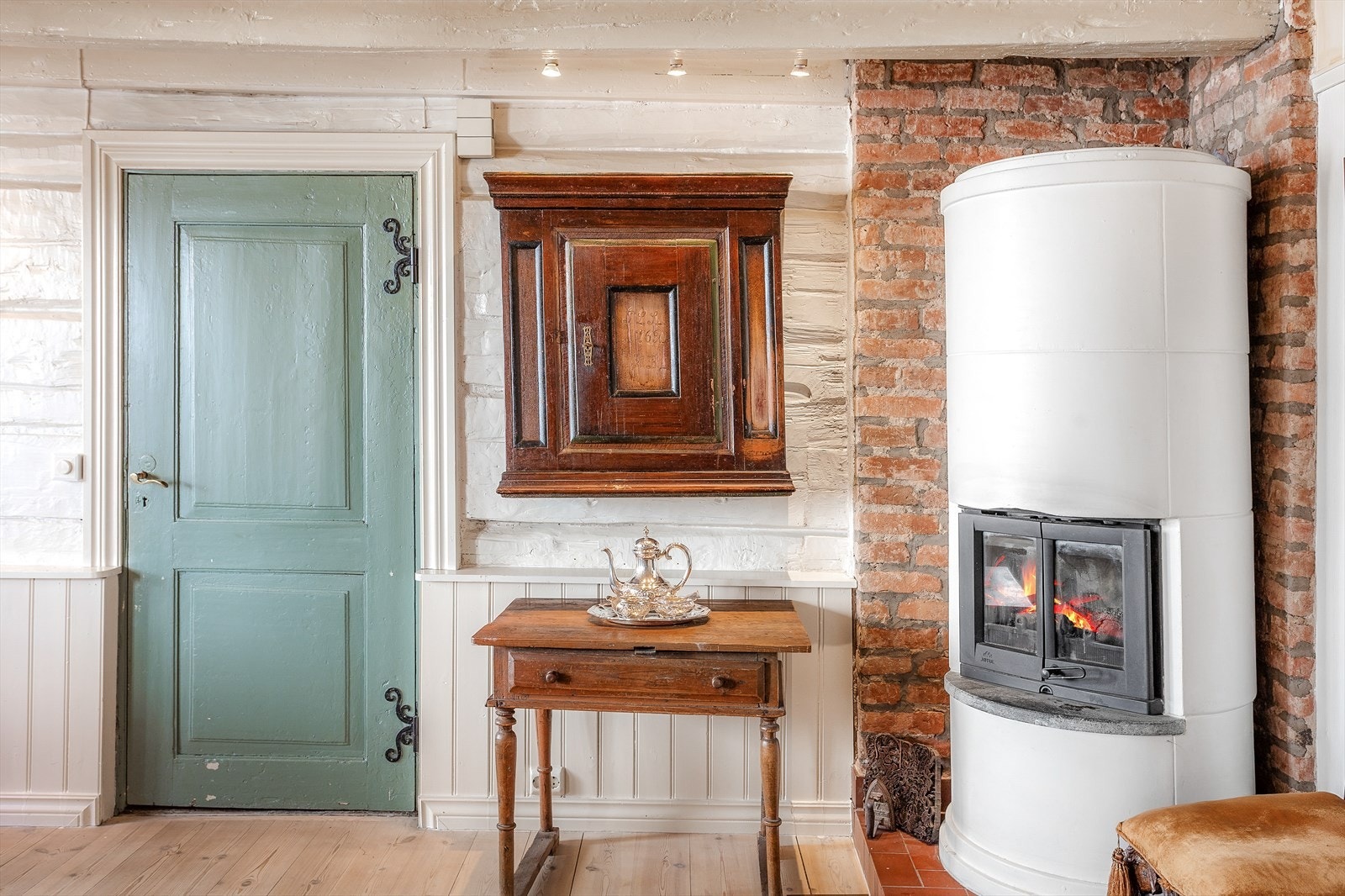 Synlig tømmer og solide konstruksjoner bærer byggets historie. Galleribilde