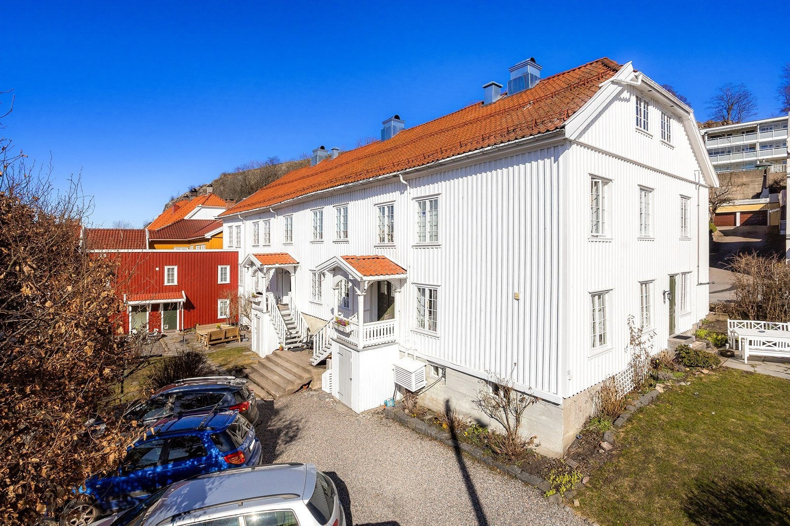 Sør- og østvegg ble rehabilitert i 2024 - nye takrenner, utskiftede bord og full fasademaling. Galleribilde