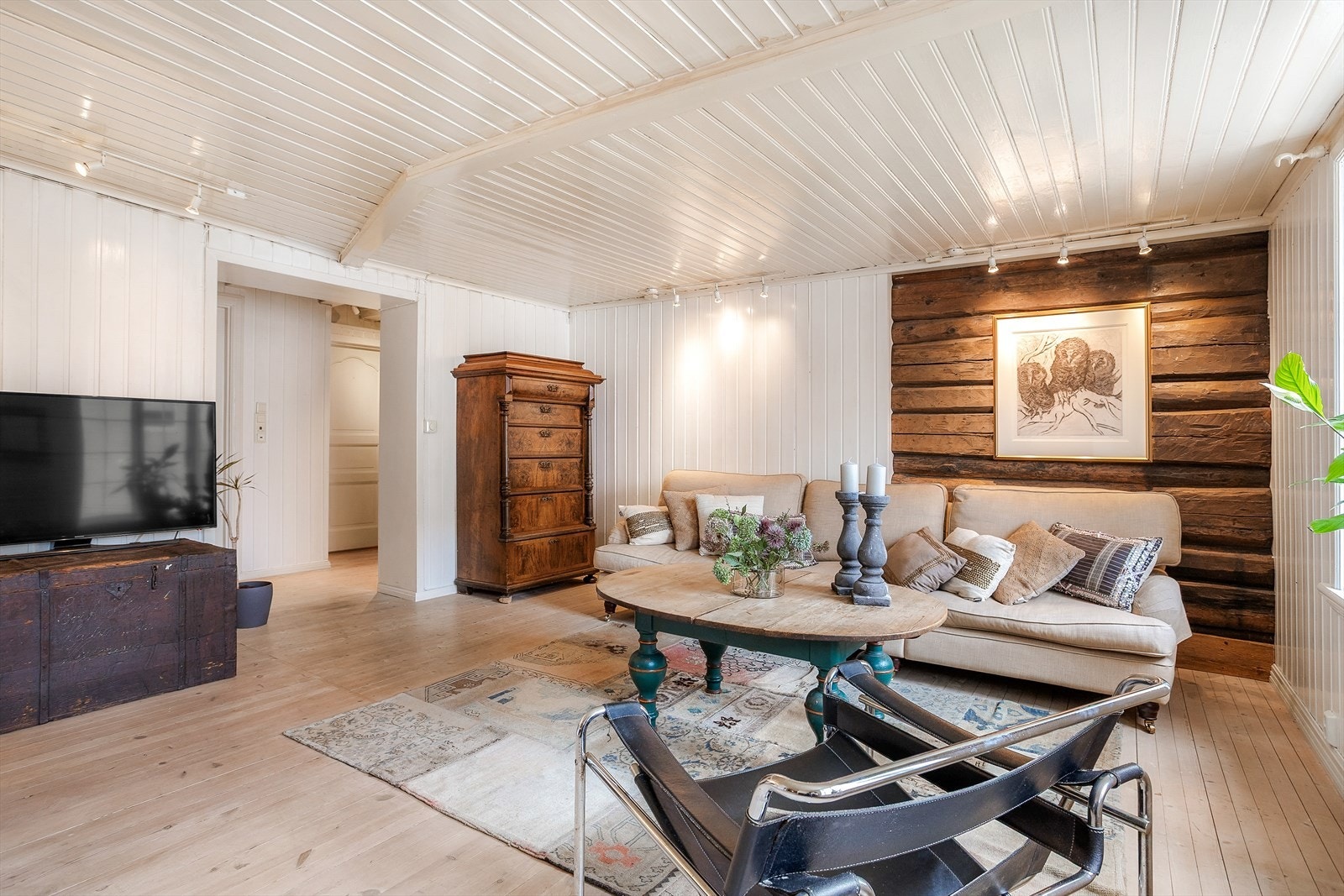 Historisk atmosfære møter moderne bruk i stuer med karakter. Legg merke til innslagene av tømmer i veggene. Galleribilde