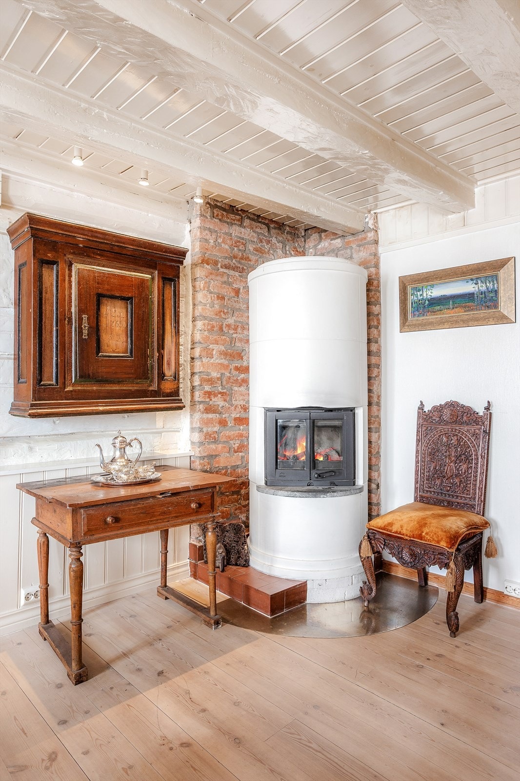 Boligen har teglpipe med innvendig stålrør - god funksjon og trygghet. Galleribilde