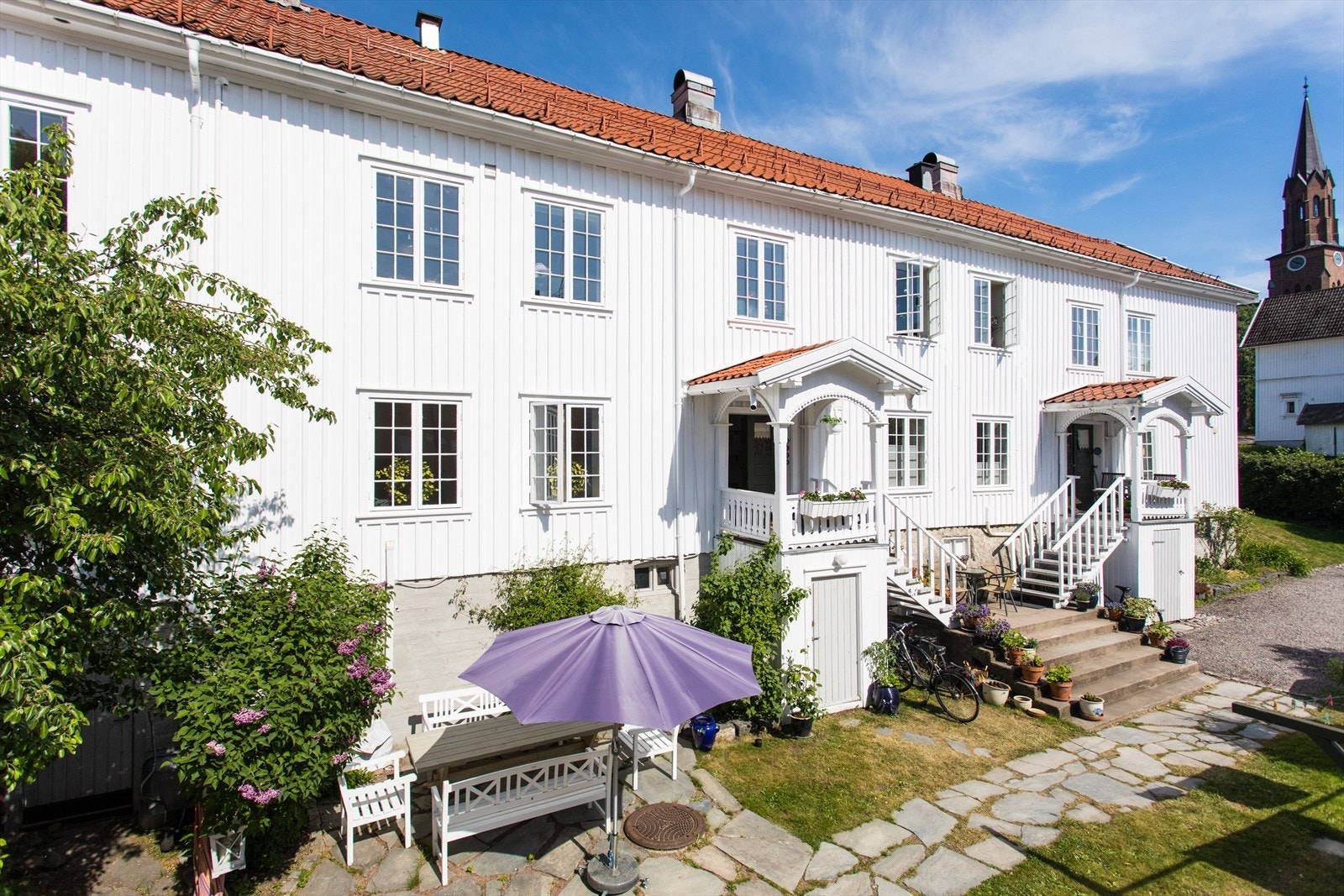 Klassisk empirefasade fra tidlig 1800-tall, nennsomt vedlikeholdt med respekt for bygningens historie. Galleribilde