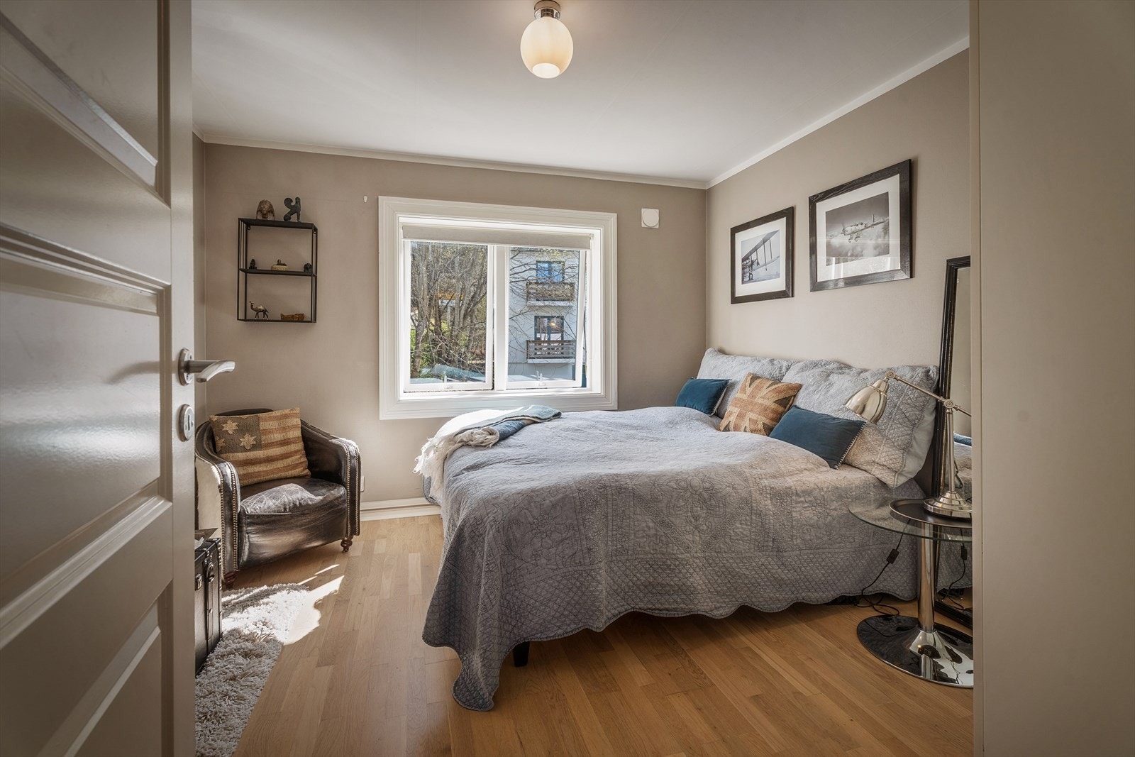 Soverommene er praktisk plassert i hver sin ende av leiligheten. Galleribilde