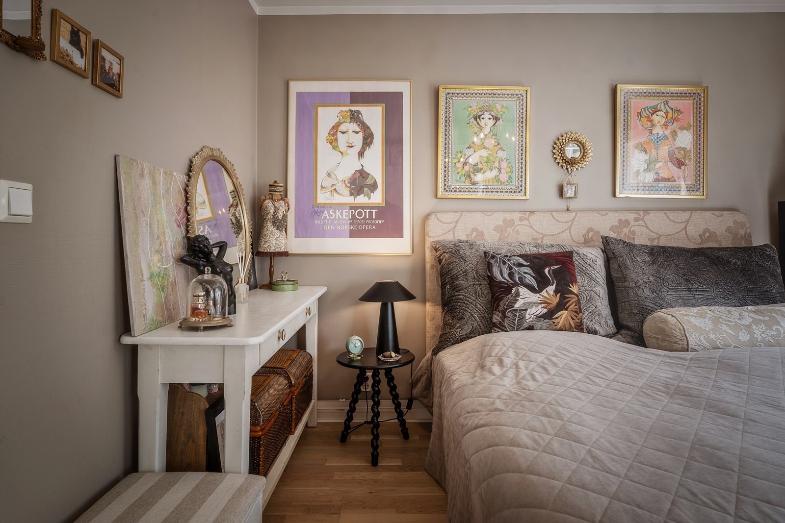 Overflatene er malt i lyse farger og dekket med lyst parkettgulv. Galleribilde