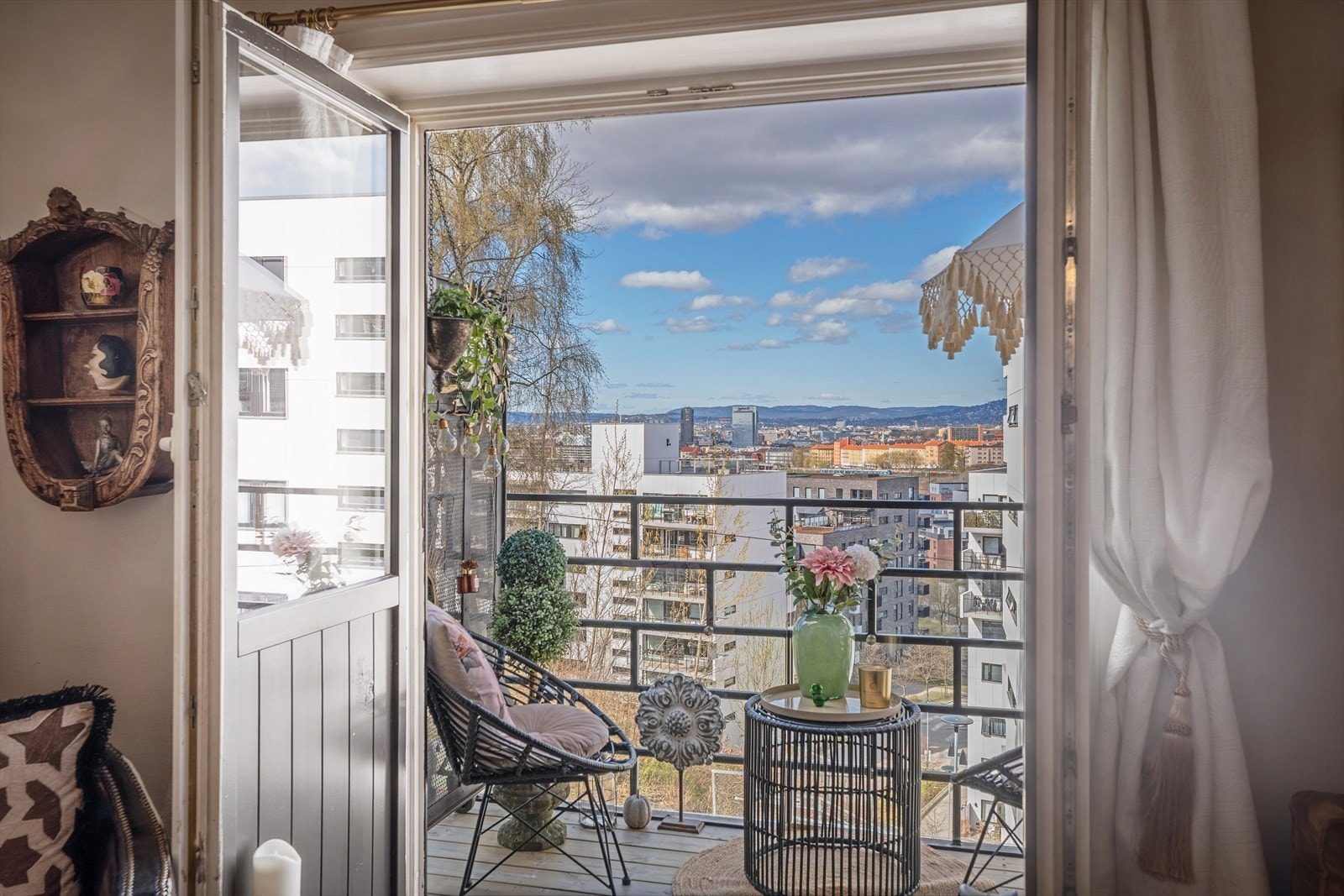 Velkommen til Enebakkveien 79 presentert av Marthe Grønnslett v. Nordvik Bjørvika. Galleribilde