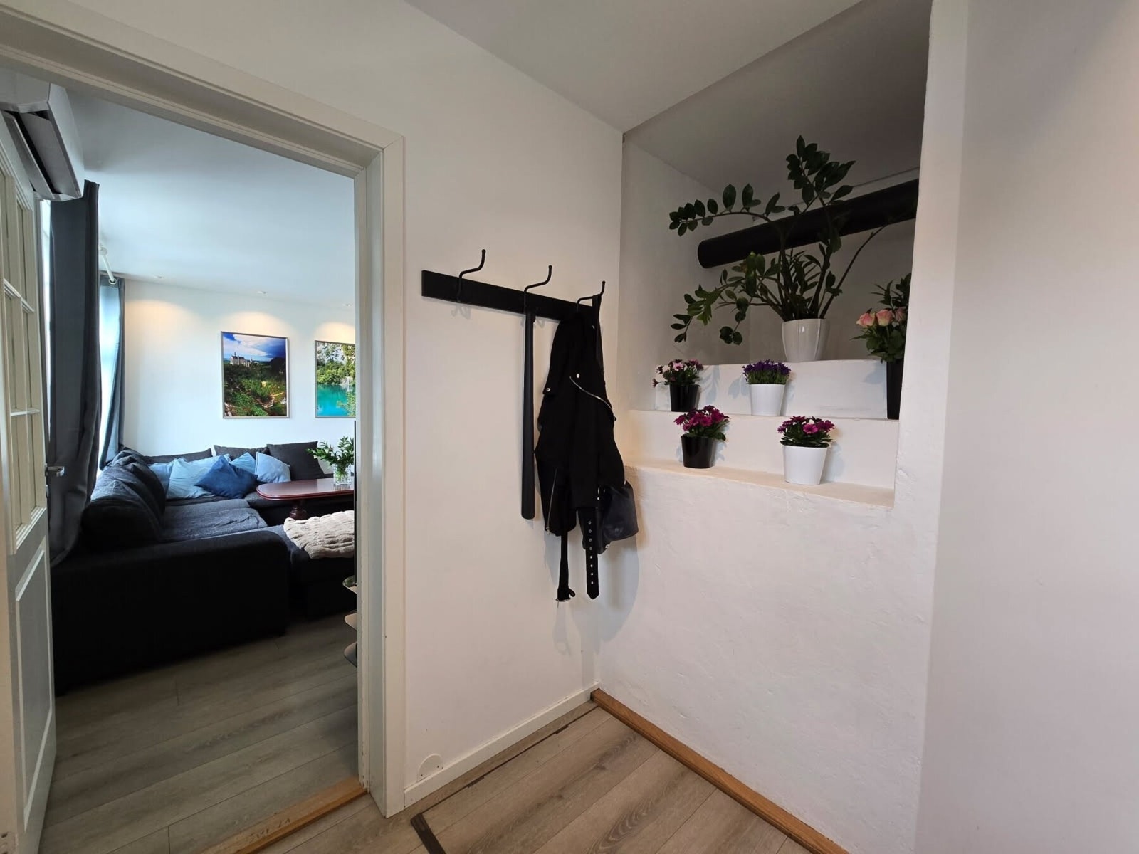Velkommen inn! I gangen er det adkomst til en romslig kjeller som fungerer fint som vinkjeller eller ekstra lagringsplass. Galleribilde