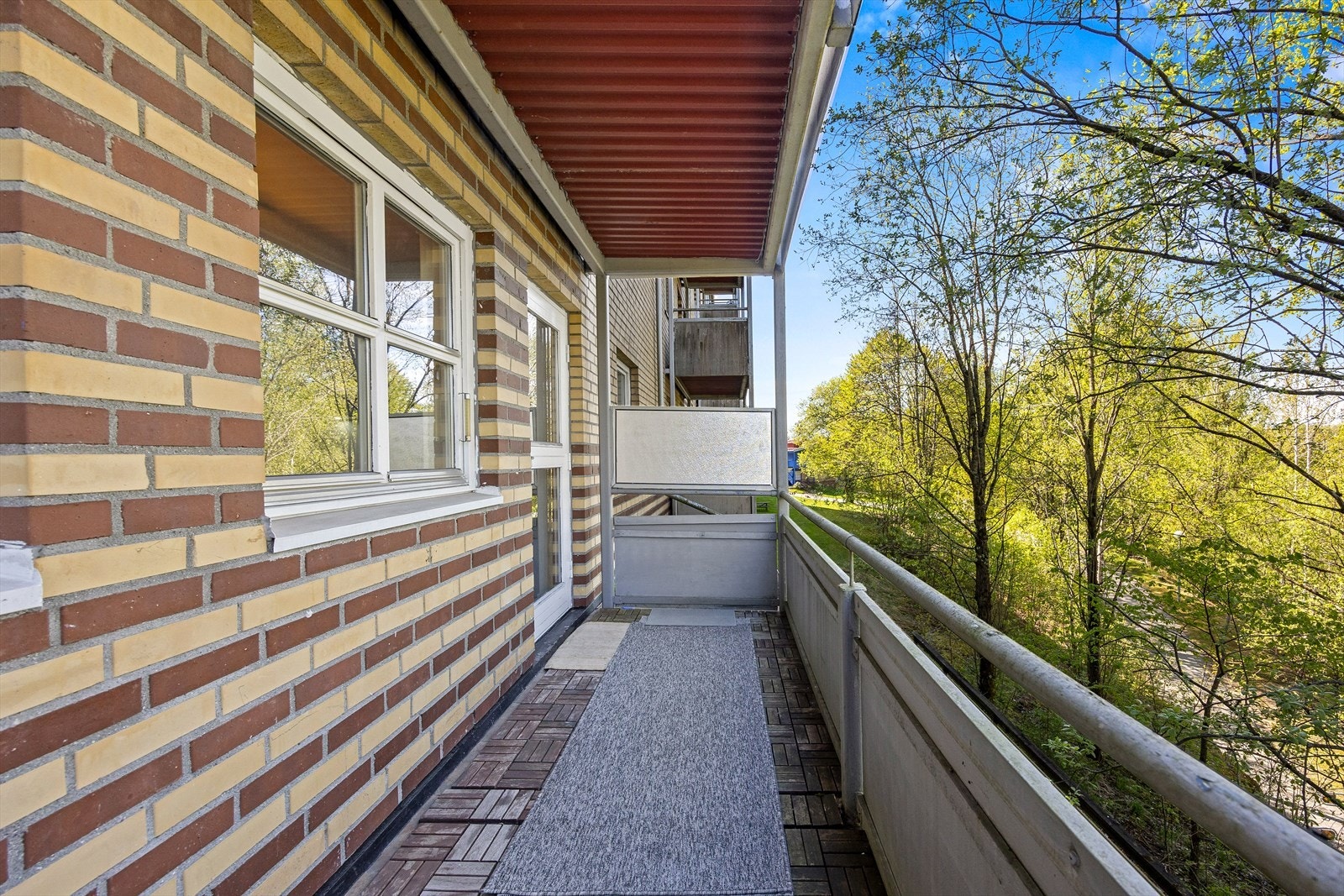 Fra kjøkkenet er det utgang til overbygd balkong. Her er det gode muligheter til å møblere slik du ønsker. Galleribilde