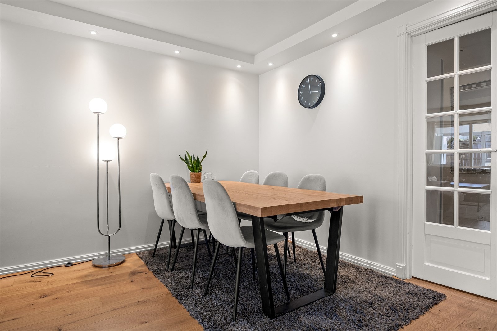 Spisestuen rommer i dag plass til opptil flere personer - perfekt for å nyte sosiale sammenkomster! Galleribilde