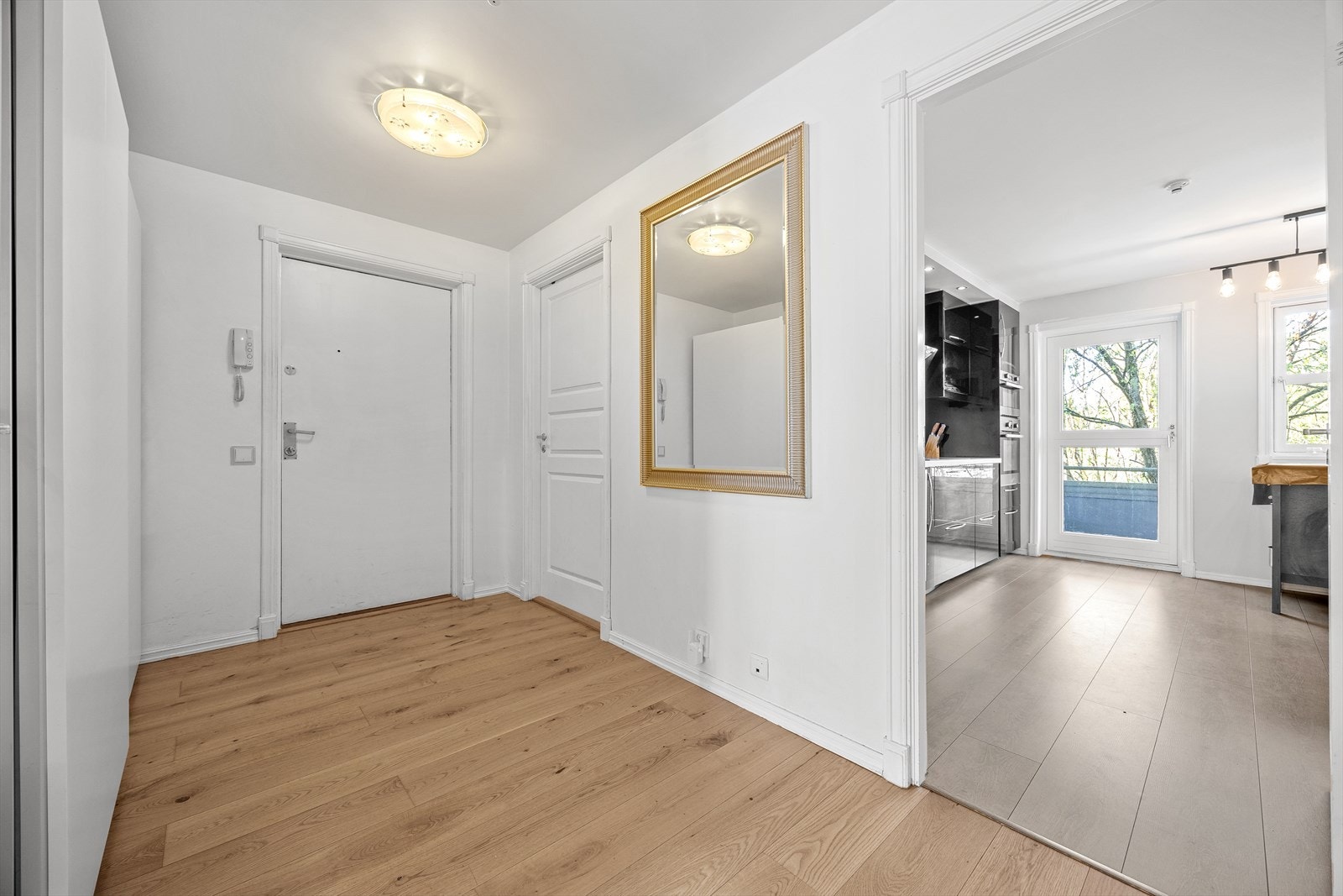Her har du god plass til å henge fra deg yttertøy og sko. Galleribilde