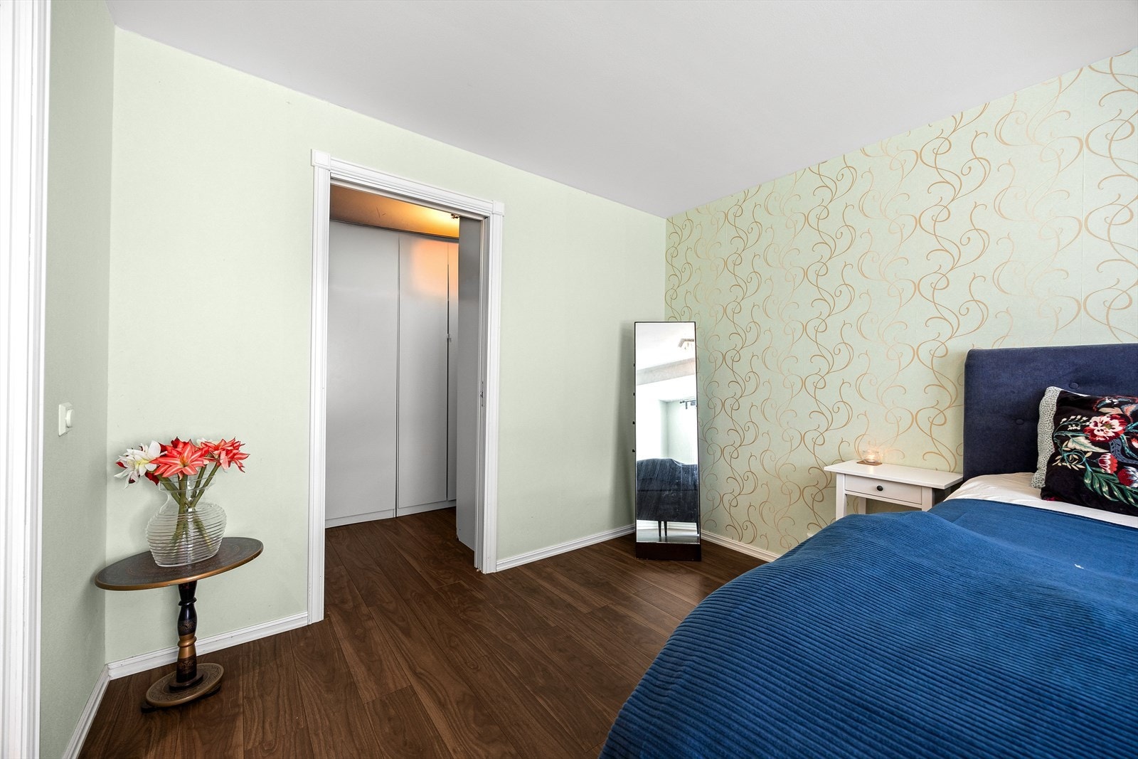 Soverommet har egen garderobe/walk-in closet. Galleribilde