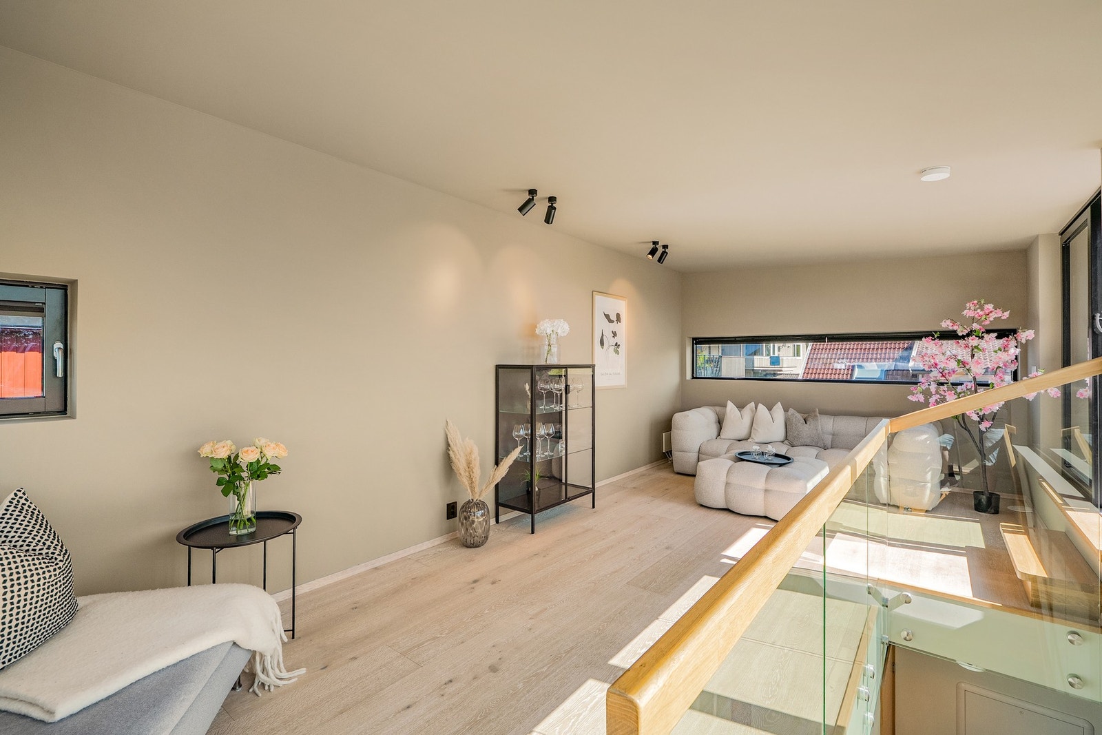 Her har man god plass til flere sittegrupper. Galleribilde