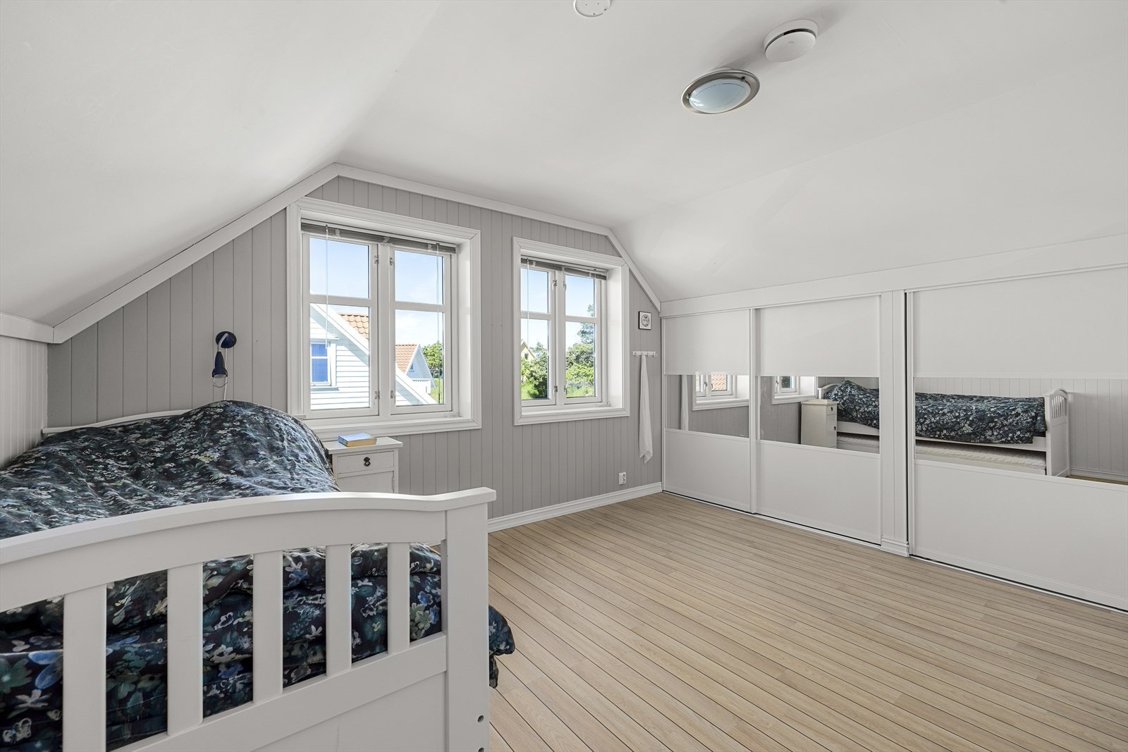 Soverom 1 - Stor skyvedørsgarderobe Galleribilde