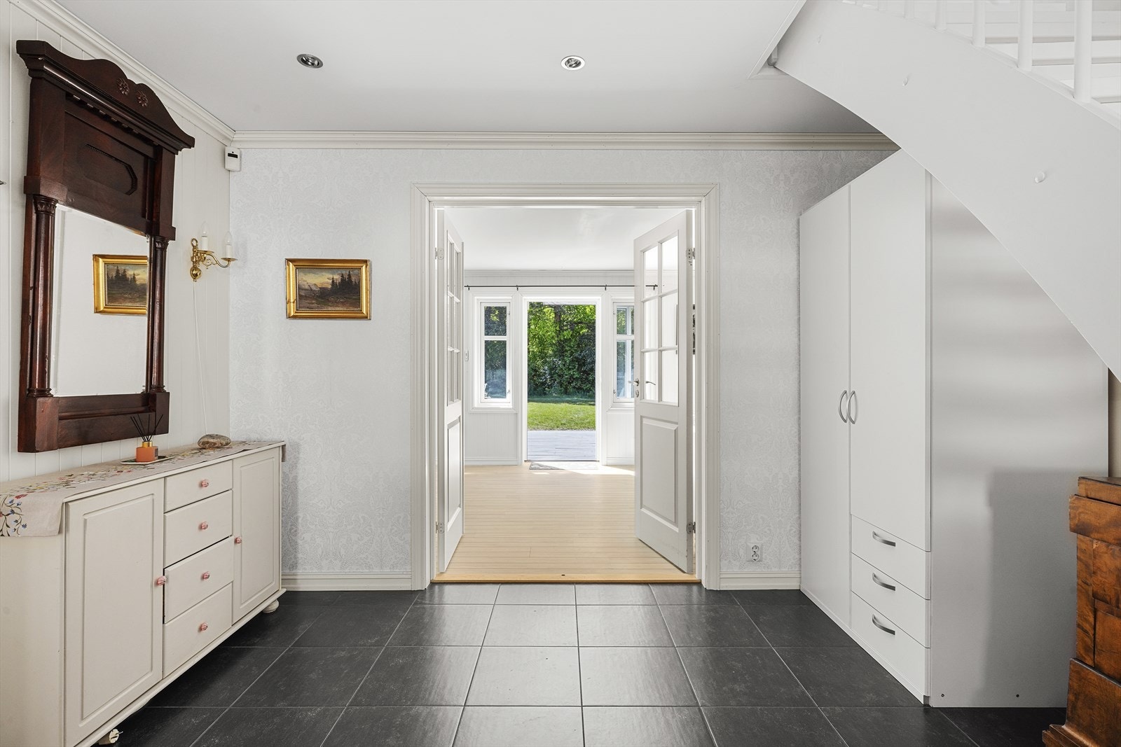 Romslig hall med varmekabler Galleribilde