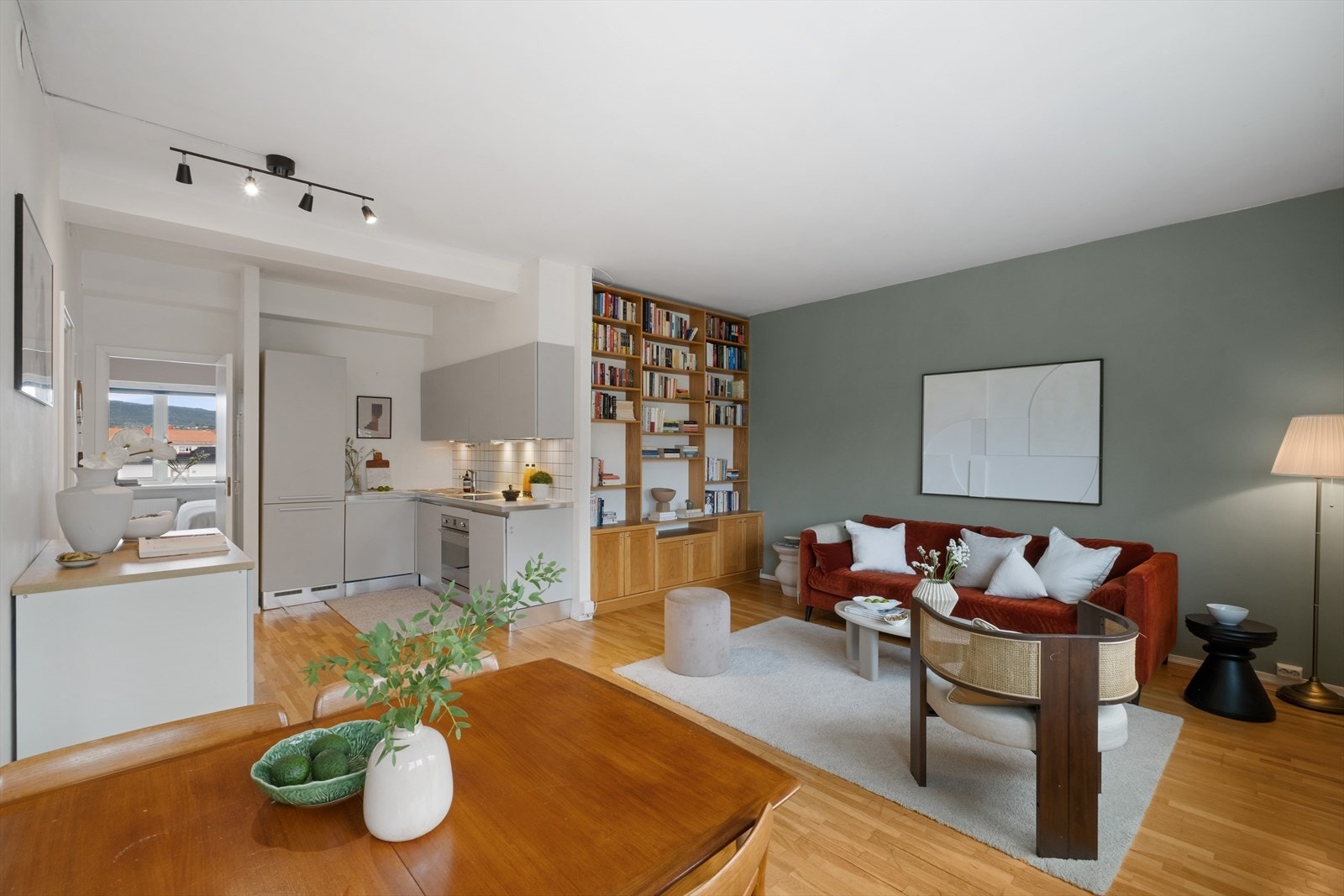 En lys og romslig 3-roms leilighet med gjennomgående planløsning og store vindusflater. Galleribilde