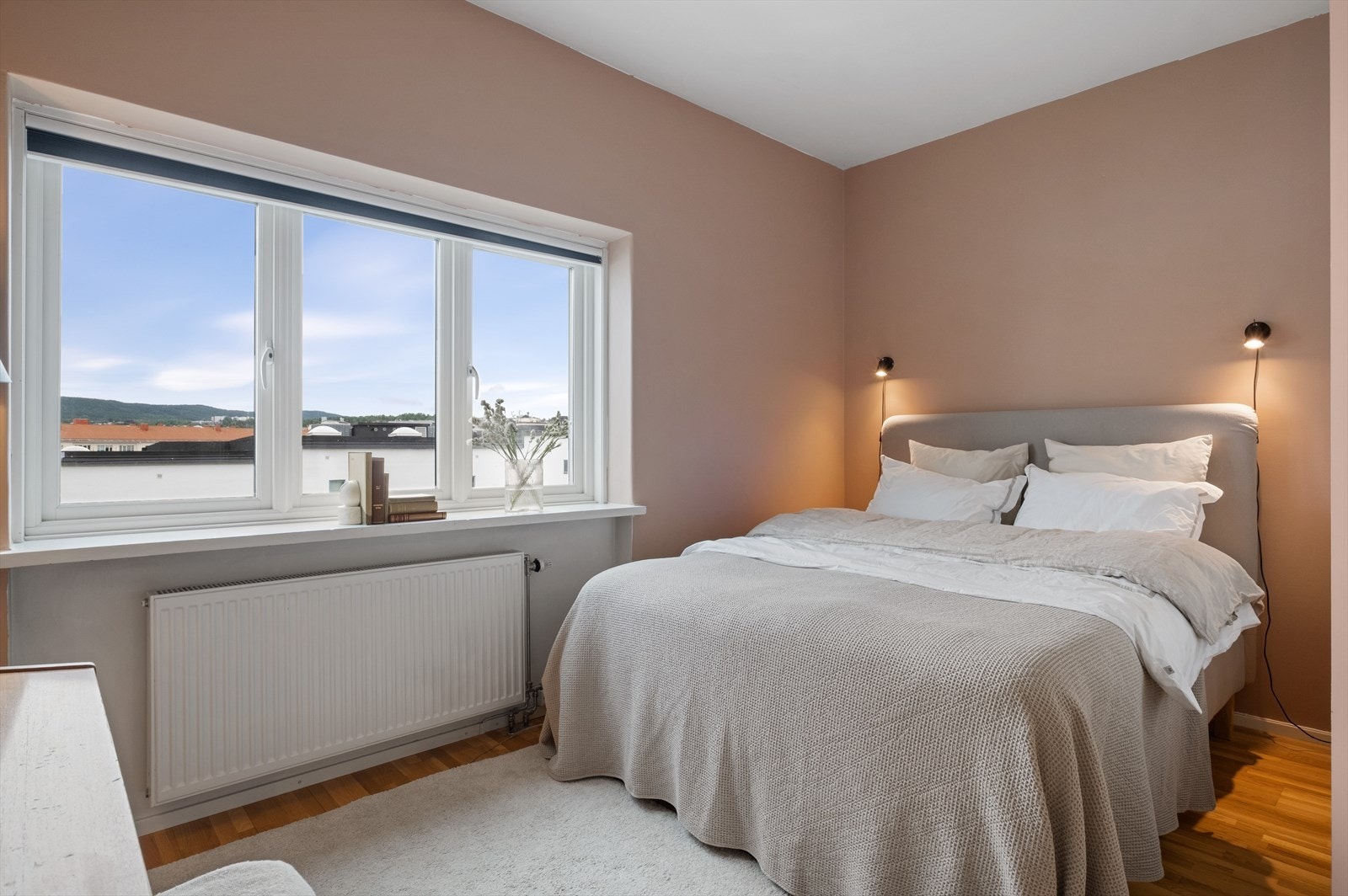 Romslig hovedsoverom med god plass til dobbeltseng. Galleribilde