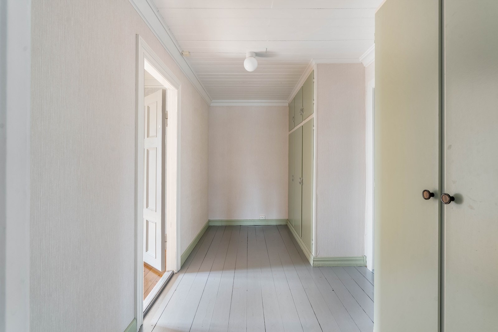 Gang med garderobeskap Galleribilde