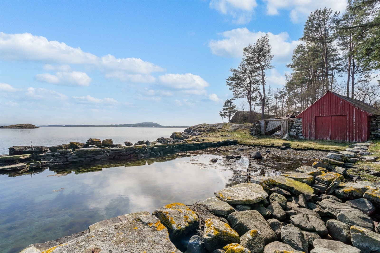 Eget naust (det røde) og brygge i lødd stein ved Prestvågen Galleribilde
