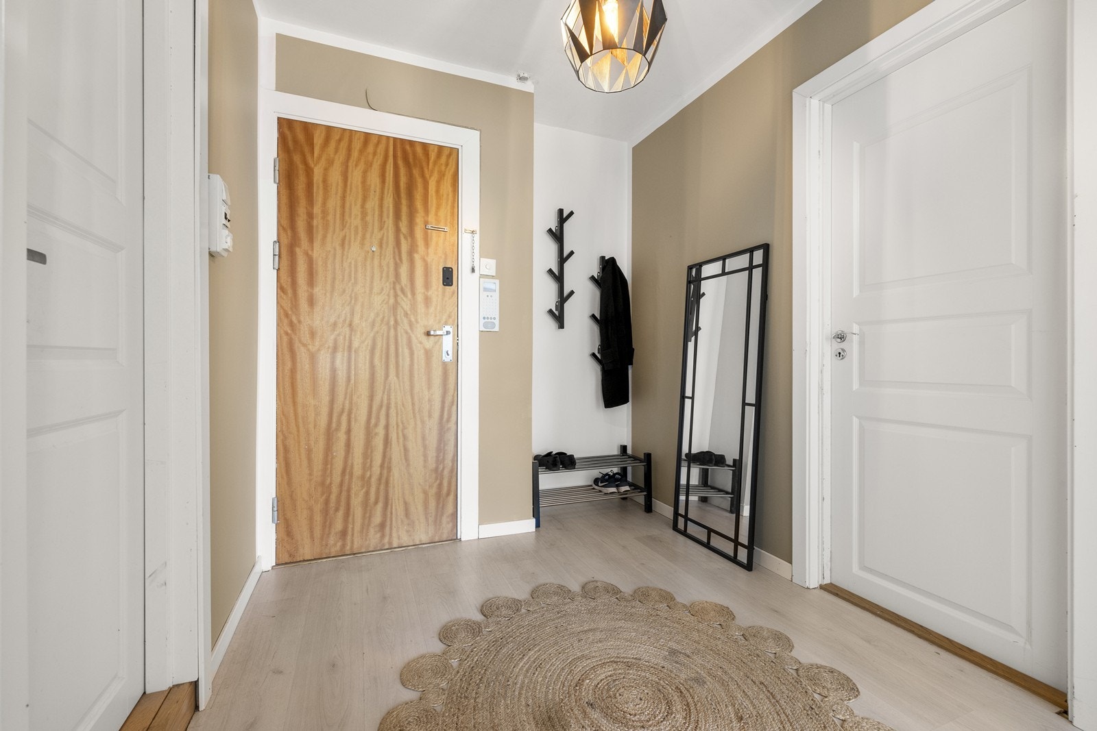 Liten garderobenisje hvor man kan henge fra seg ytterklær og legge fra seg sko. Dørcalling som gjør det enkelt å slippe inn gjester fra boligoppgangen. Galleribilde