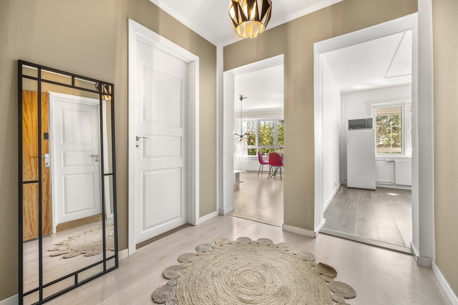 Leiligheten har en innbydende og moderne entré, malt i tidsriktige farger. Videre får du tilgang til alle de andre rommene leiligheten har å tilby. Galleribilde