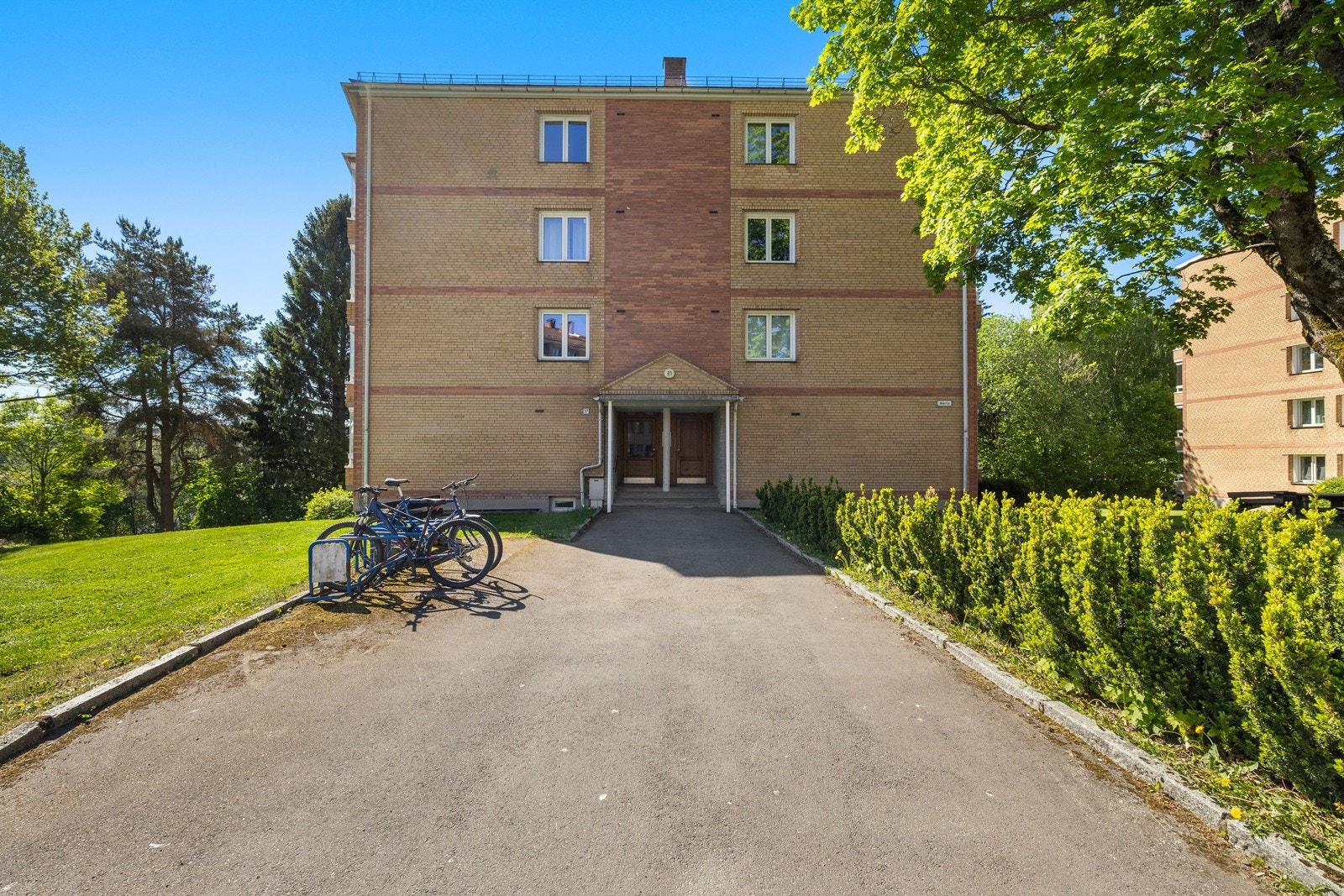 Borettslaget har fine, barnevennlige fellesområder med pent opparbeidet tomt med gress og beplantning. Galleribilde
