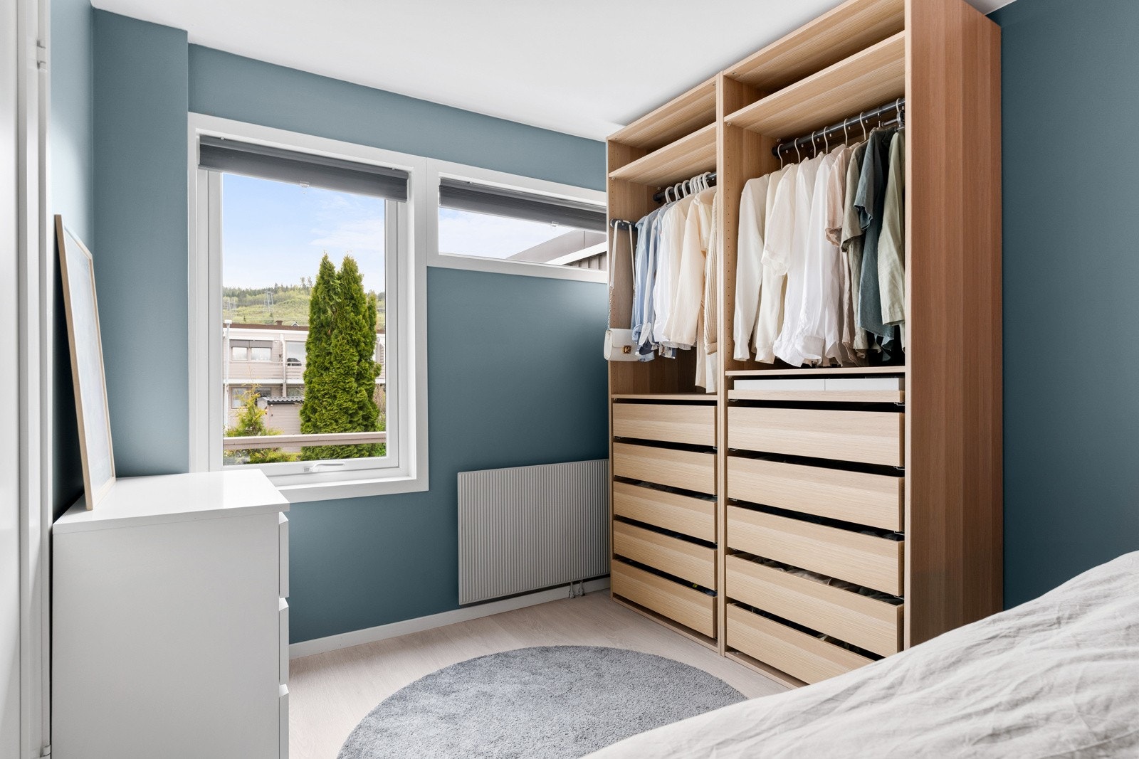 Det er god plass til oppbevaring av klær og sko i medfølgende garderobeskap. Galleribilde