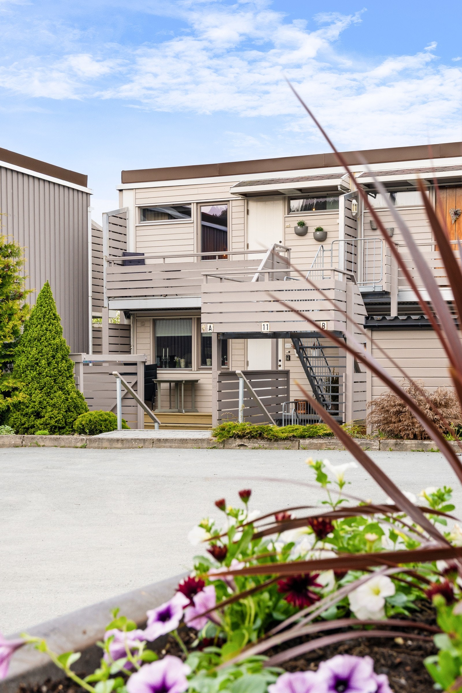 Det er adkomst til leiligheten via en asfaltert og utrafikkert internvei. Ved inngangspartiet disponerer man en balkong på 5 kvm med morgen- og formiddagssol. Galleribilde