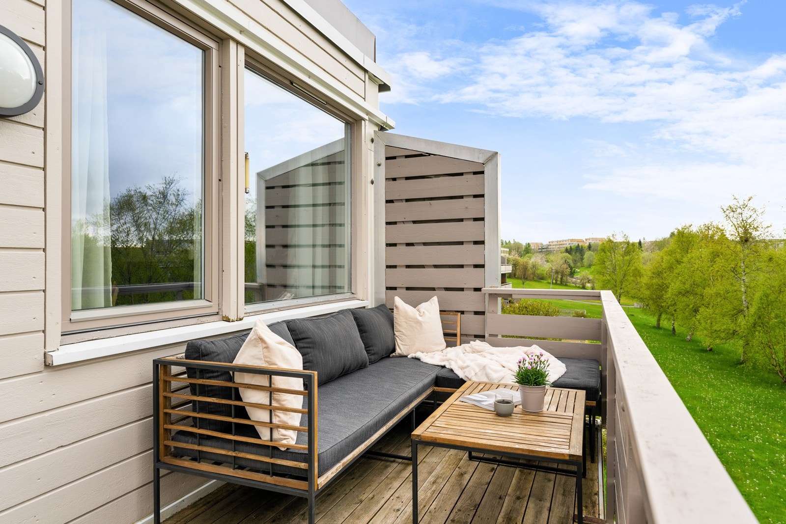 På balkongen sitter man herlig og usjenert. Galleribilde