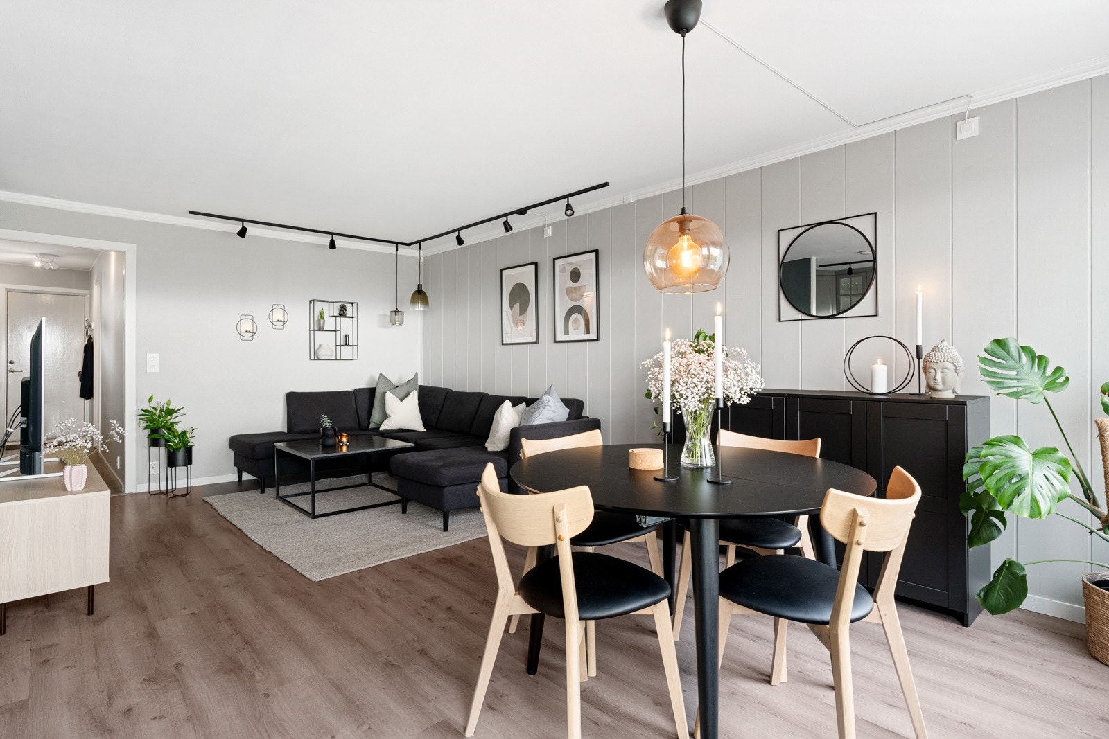 Stuen har en romslig utforming med god plass til sofagruppe, mediemøblement og spisebord. Galleribilde