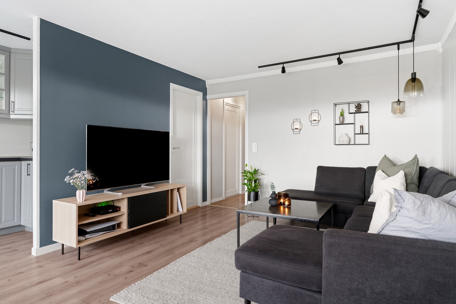 Døren til venstre i bildet viser inngangen til leilighetens bod, som blant annet benyttes til oppbevaring av vaskemaskin. Boden har ikke sluk, men det er etablert lekkasjevakt ved en evt. lekkasje. Galleribilde