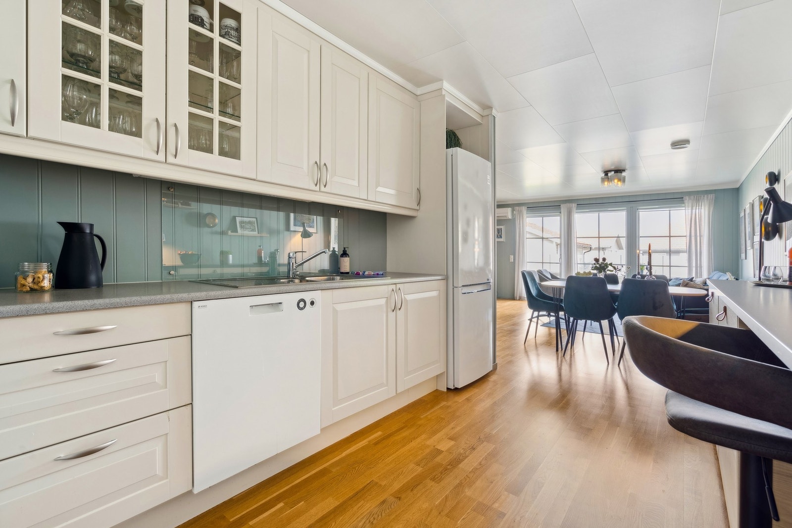 Kjøkkenet er designet for å møte oppbevaringsbehovene og fremstår som svært funksjonelt med forskjellige arbeidssoner Galleribilde