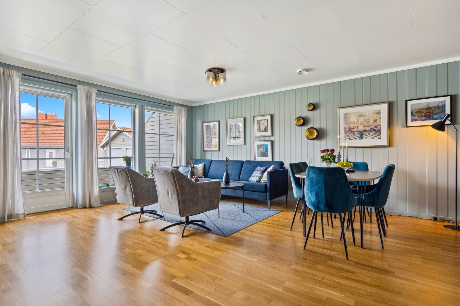 Boligen har ventilasjon med varmegjenvinning, i tillegg til varmepumpe og vedovn Galleribilde