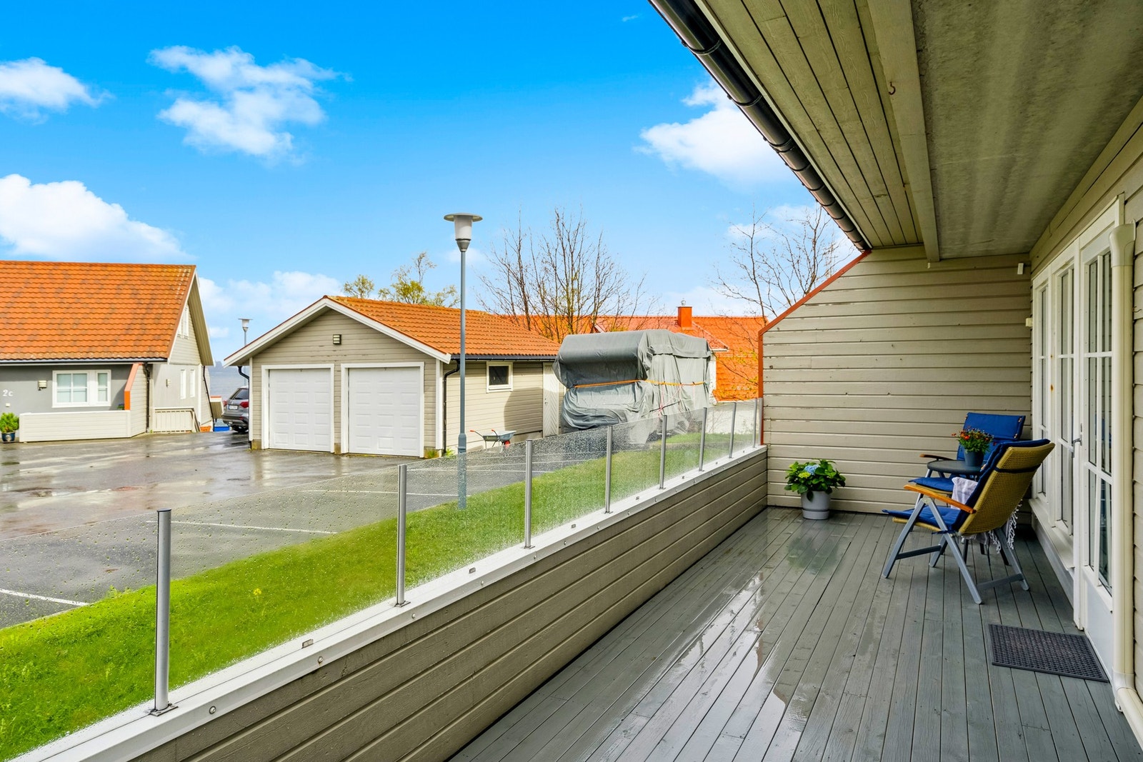 Leiligheten har markterrasse på bakkenivå- Glass i øvre del av rekkverket gir en åpen og luftig følelse Galleribilde