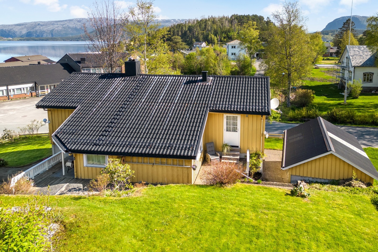 Det er flere hyggelige sitteplasser på baksiden. Galleribilde